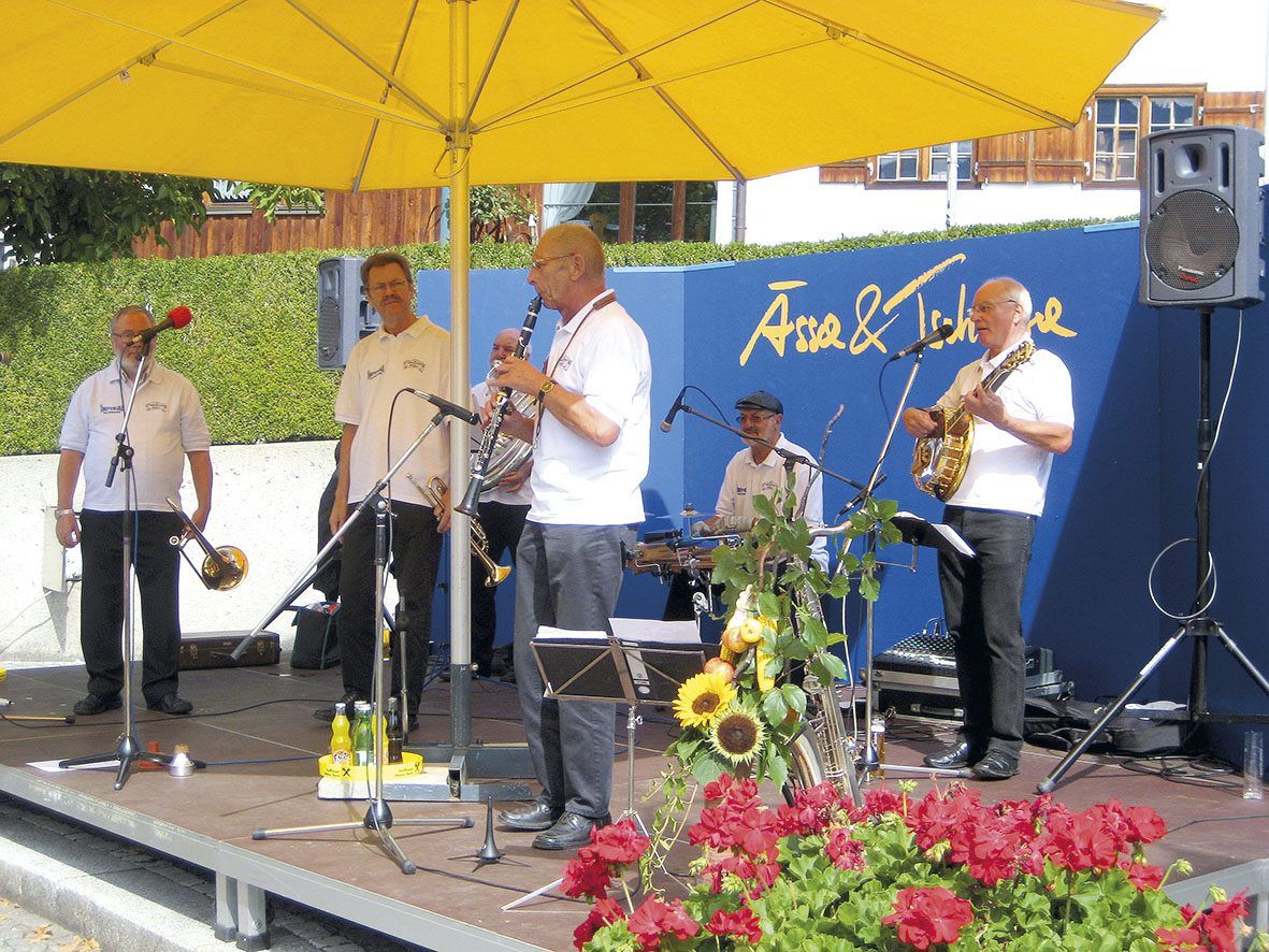 Die „Imperial Jazzband” eröffnet am 2. September das „Ässa & Tschässa” am Dorfplatz. Die „Imperial Jazzband” eröffnet am 2. September das „Ässa & Tschässa” am Dorfplatz.
