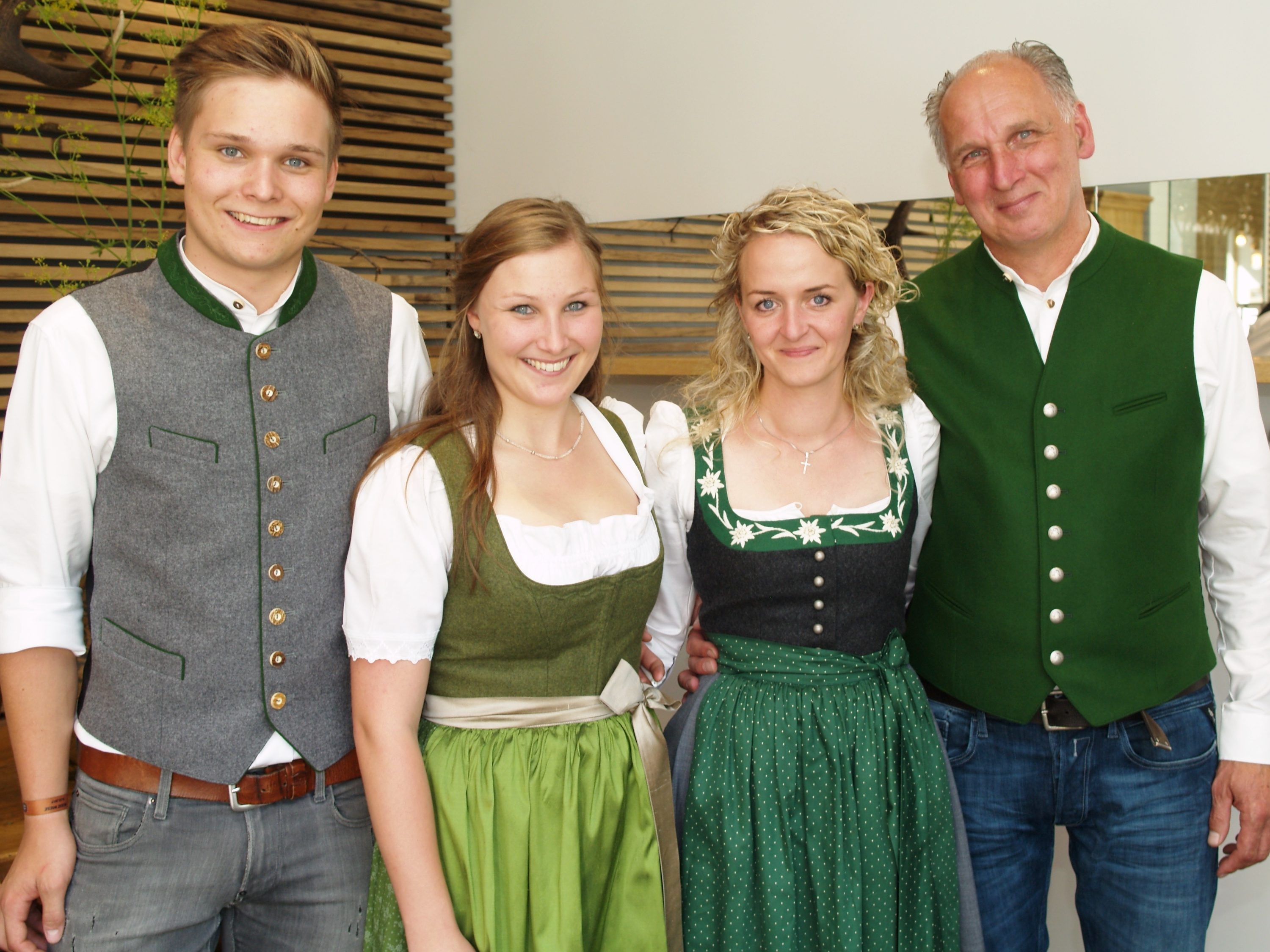 Die Hoteliersfamilie Edi Meyer und Katharina Metz mit Fabian und Marissa bei der Eröffnungsfeier im Hotel Valavier. Die Hoteliersfamilie Edi Meyer und Katharina Metz mit Fabian und Marissa bei der Eröffnungsfeier im Hotel Valavier.