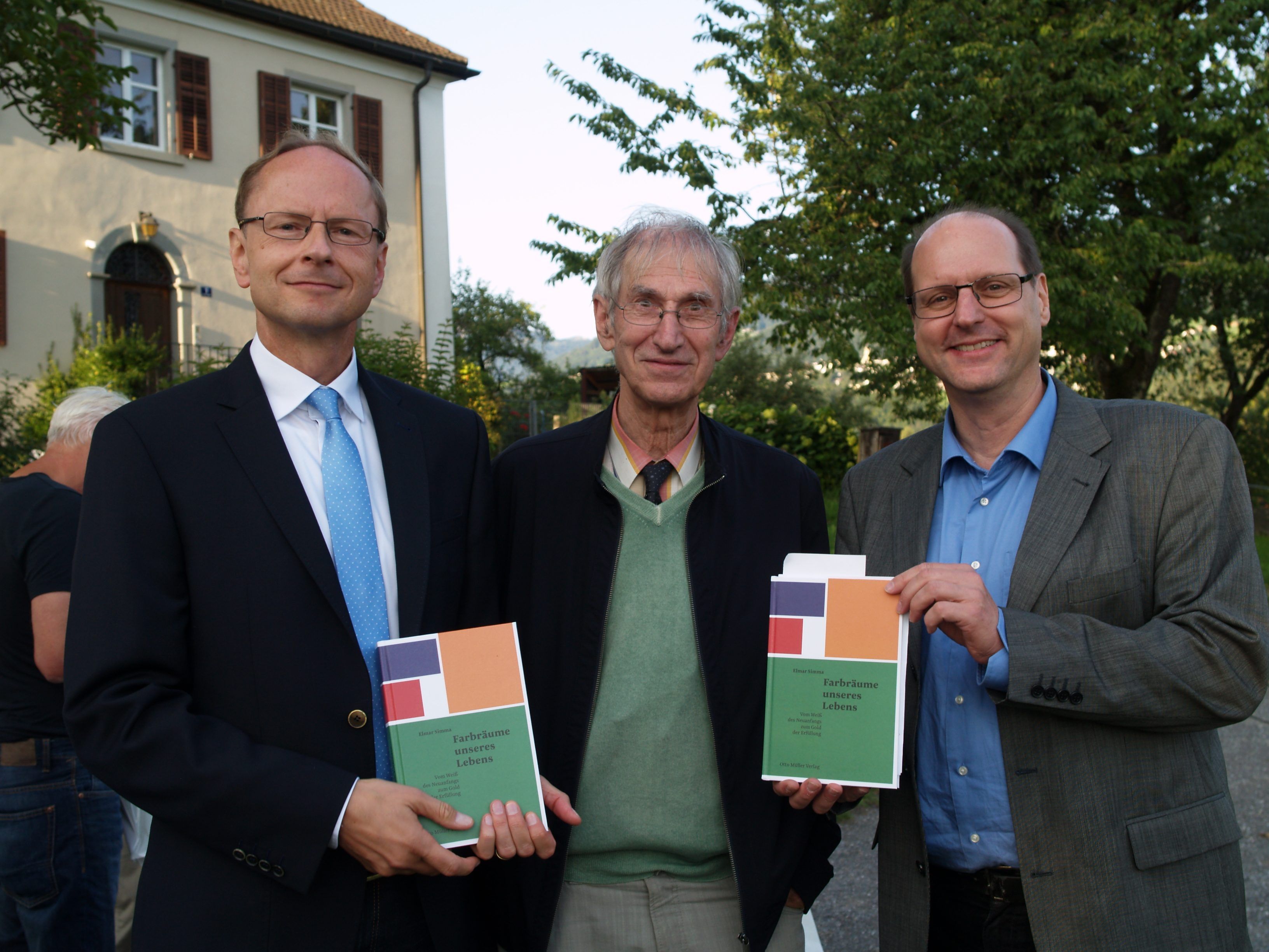 Buchautor Elmar Simma (Mitte) mit Anselm Hartmann und Verleger Arno Kleibel