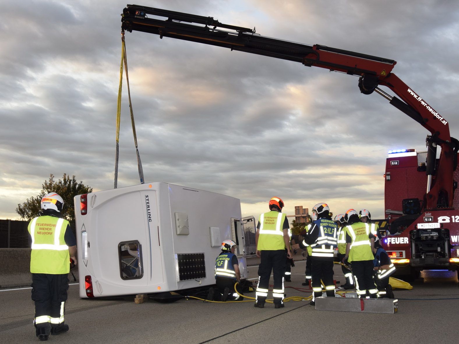 Der umgestürzte Wohnwagen auf der A2.