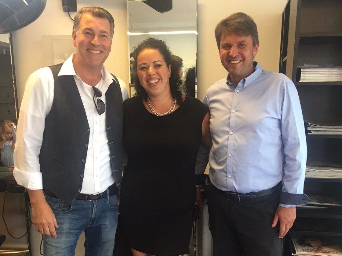 Innungsmeister Günther Plaickner und Kurt Fischer gratulieren Chefin Nadine Hörfarter zur gelungenen Neueröffnung des Studios Fön-X. Innungsmeister Günther Plaickner und Kurt Fischer gratulieren Chefin Nadine Hörfarter zur gelungenen Neueröffnung des Studios Fön-X.