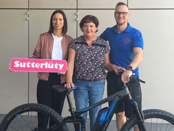 Sutterlüty-Marketingleiterin Katharina Rehm mit der Gewinnerin Hermi Holzer und Alexander Borg, Geschäftsführer des Intersport Dornbirn
