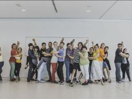 In den inklusiven Tangoklassen von Tango en Punta ist die Umarmung ein wichtiges Element. In den inklusiven Tangoklassen von Tango en Punta ist die Umarmung ein wichtiges Element.