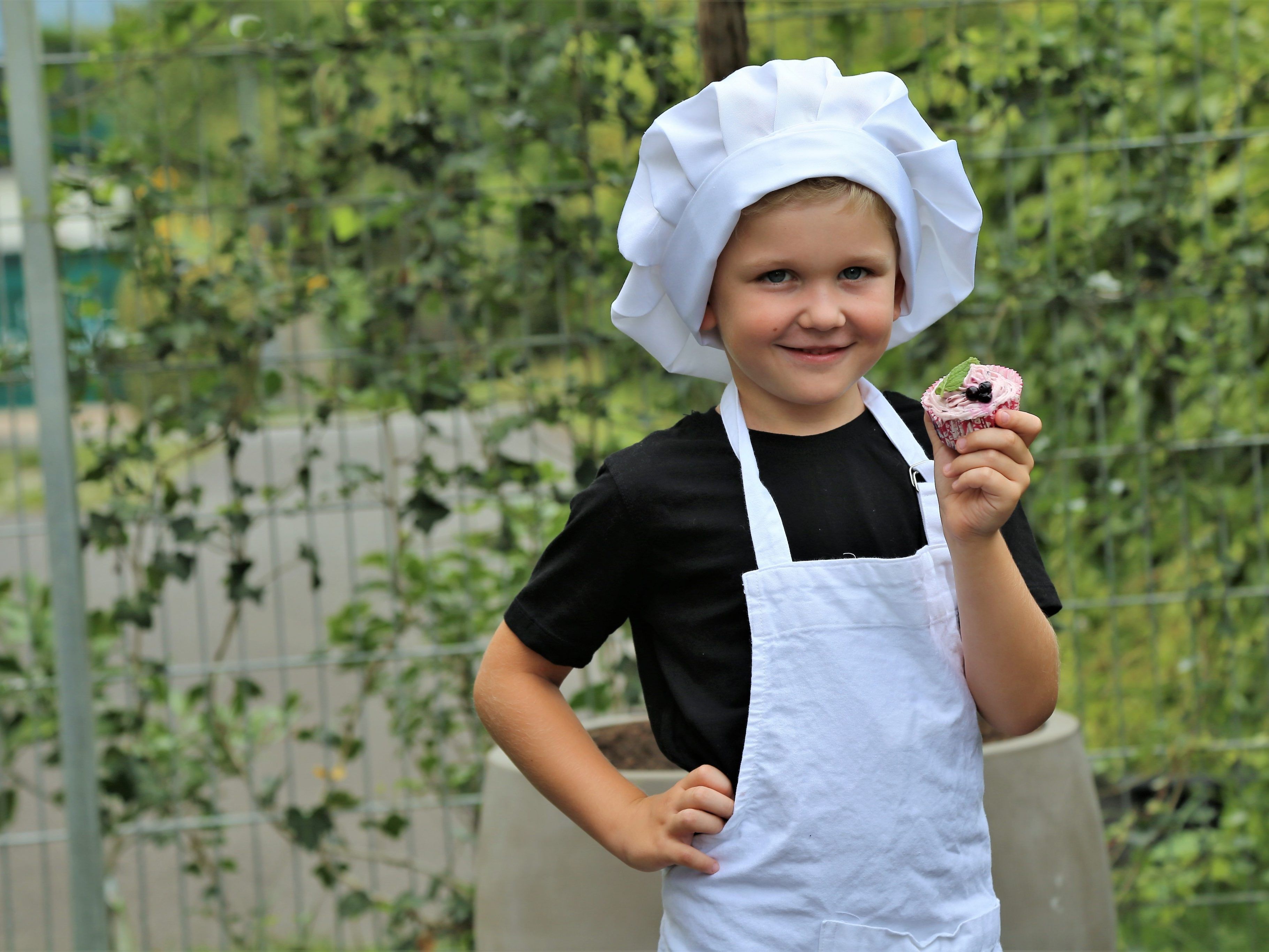 Stolz präsentiert Jason Durell seine leckeren Blaubeer-Cupcakes.