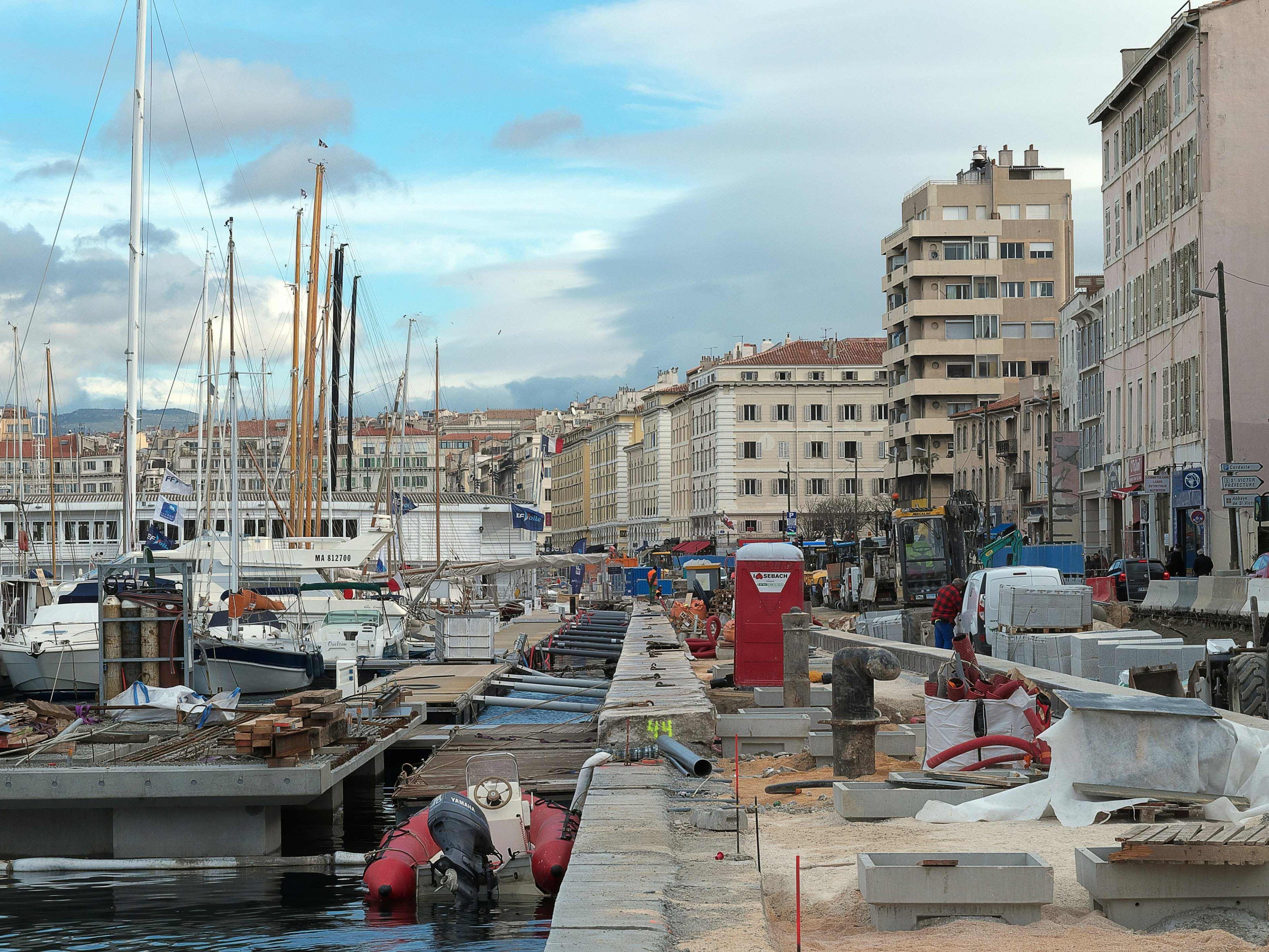 Polizei ruft auf, den Hafen in Marseille zu meiden. Polizei ruft auf, den Hafen in Marseille zu meiden.