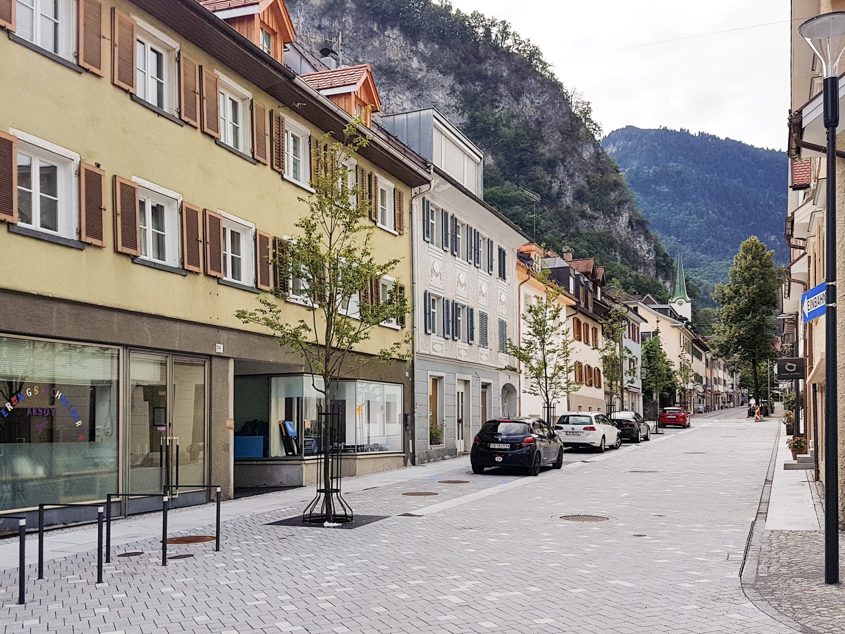 Großzügige Fahrradabstellanlagen und robuste Felsenbirnen-Bäume prägen das Bild.
