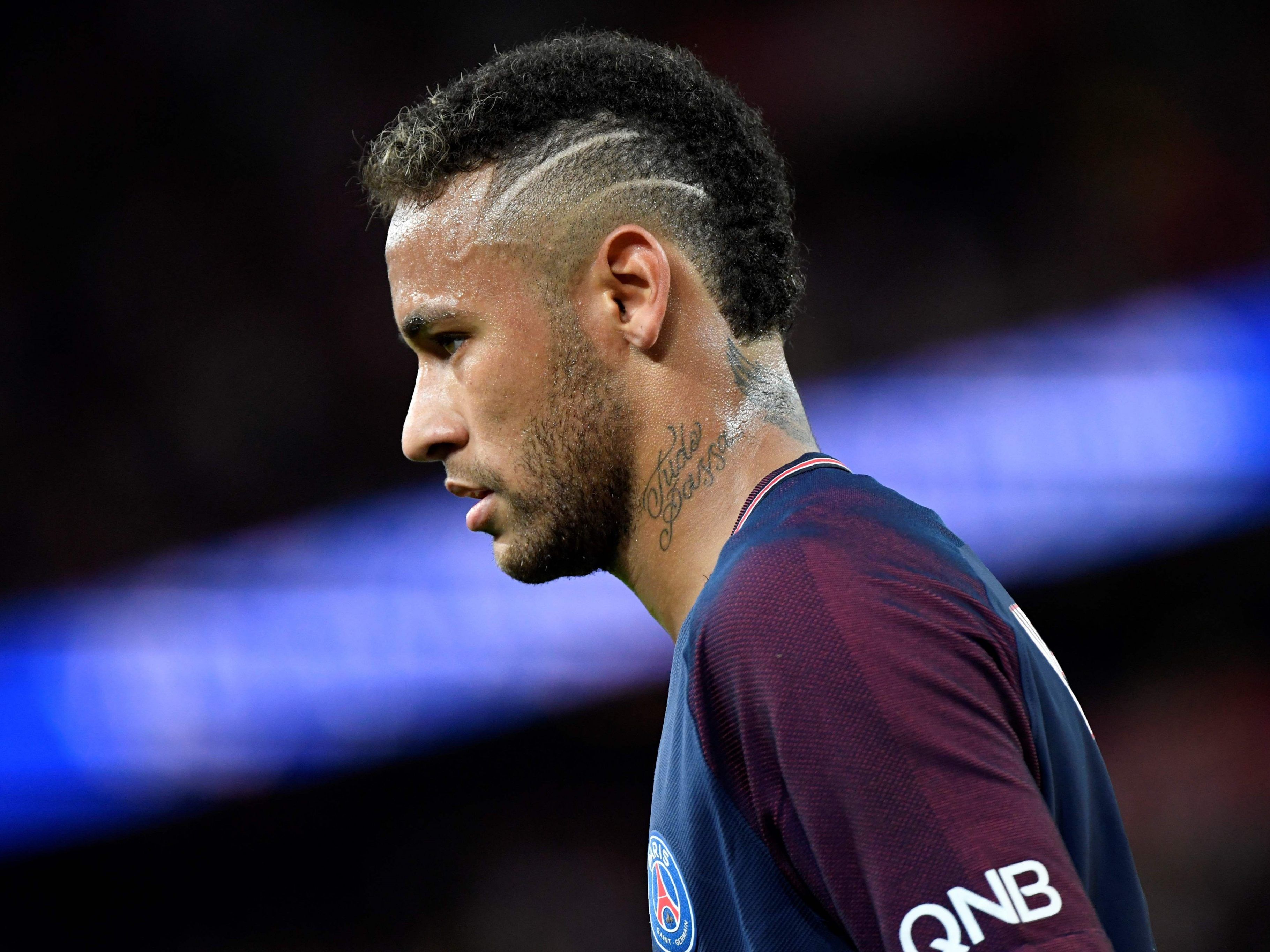 Neymar kritisiert die Verantwortlichen bei Barca. Neymar kritisiert die Verantwortlichen bei Barca.