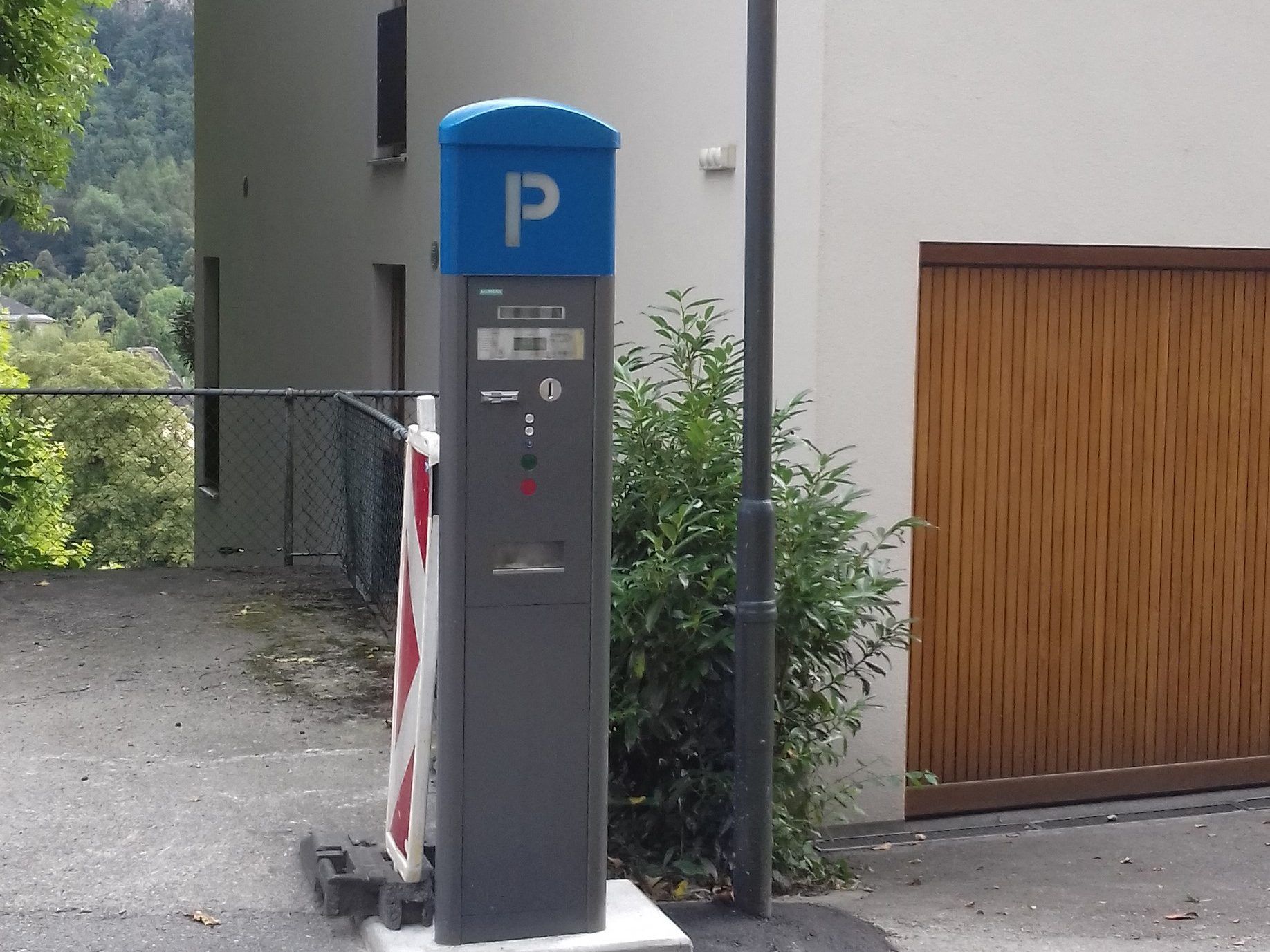 Nun müssen in der Ardetzenbergstraße die Parkautomaten gefüttert werden. Nun müssen in der Ardetzenbergstraße die Parkautomaten gefüttert werden.