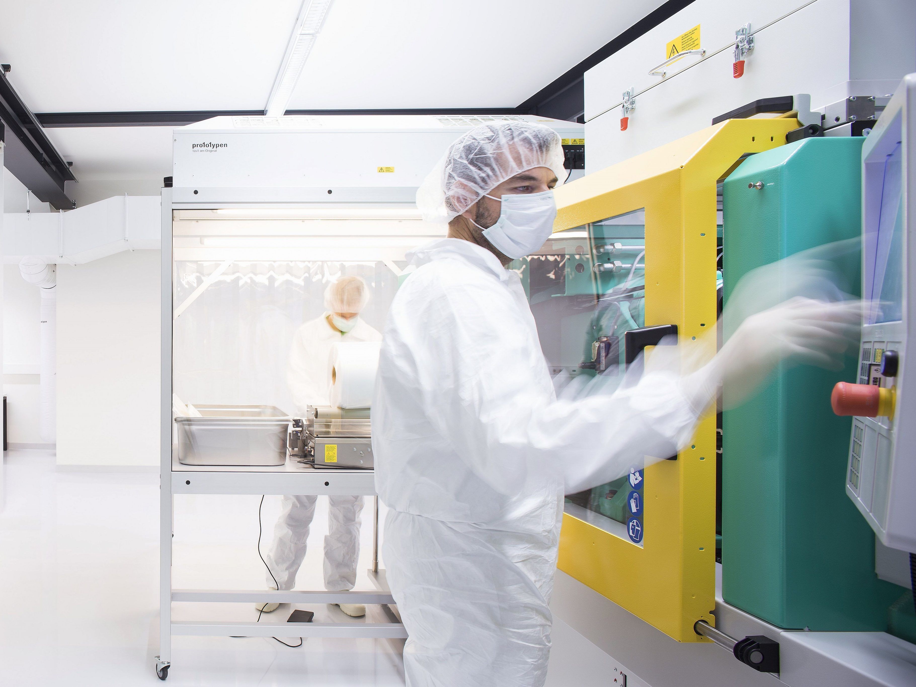 Spritzguss-Produktion im Reinraum bei 1zu1 Prototypen