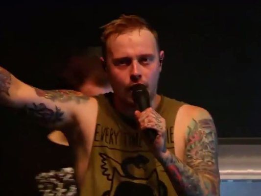 "The Architects"-Sänger Sam Carter fordert den Grapscher auf, das Konzert zu verlassen. "The Architects"-Sänger Sam Carter fordert den Grapscher auf, das Konzert zu verlassen.