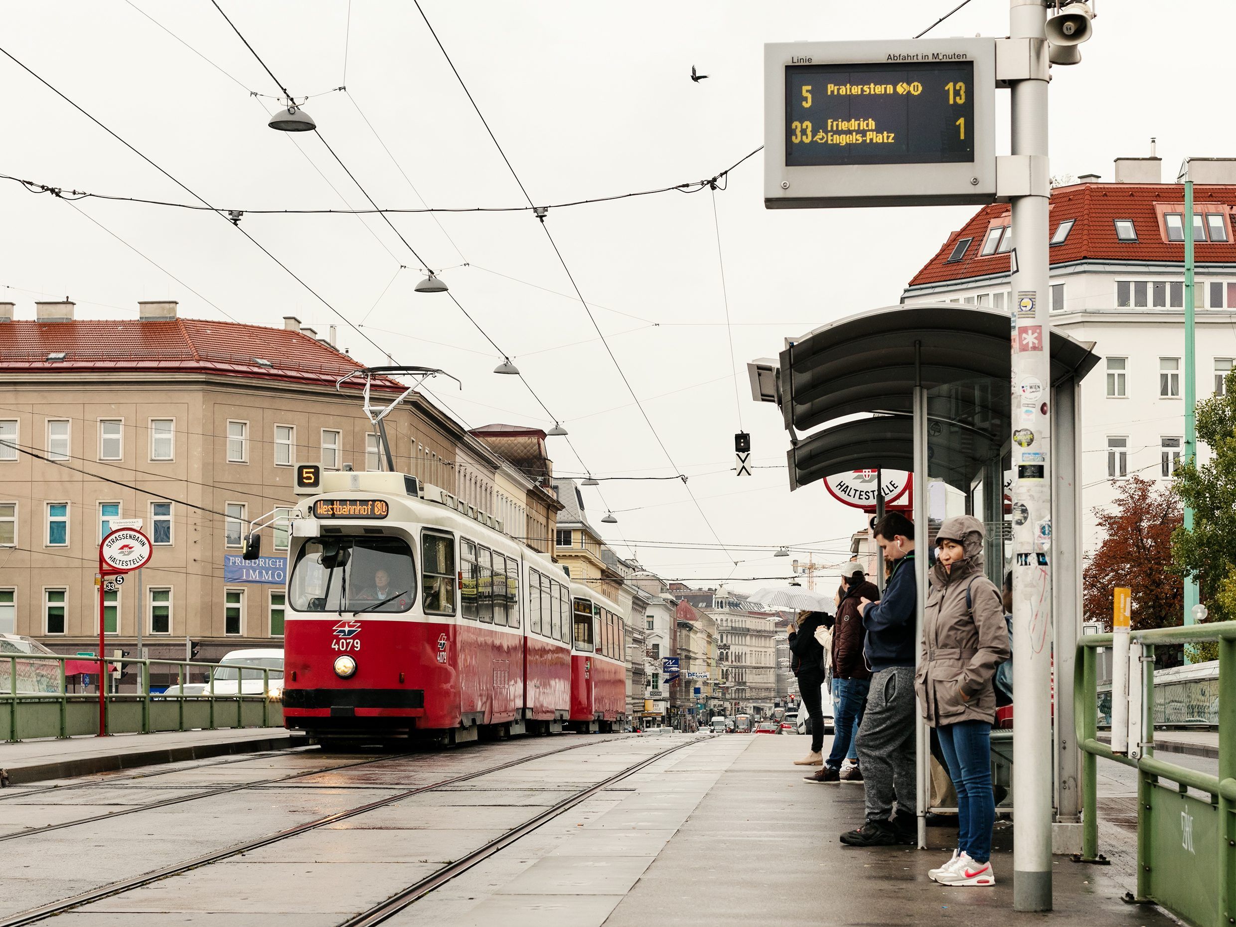 Durch den Einsturz der Wand wurde die Wiener Straßenbahnlinie 5 blockiert.