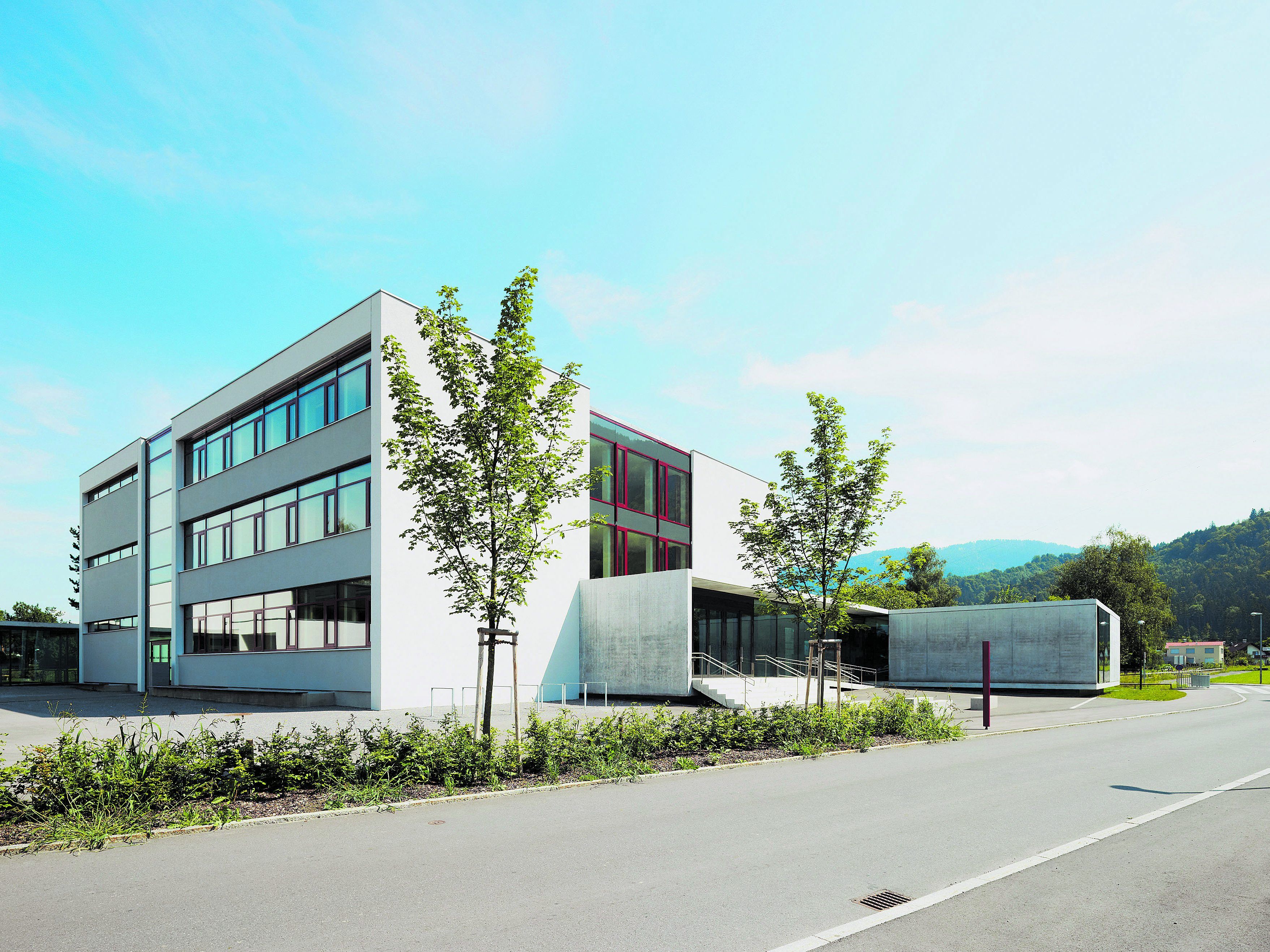 Die Volksschule Wallenmahd ist ein gutes Beispiel für den Erhalt wertiger Substanz. Die Volksschule Wallenmahd ist ein gutes Beispiel für den Erhalt wertiger Substanz.
