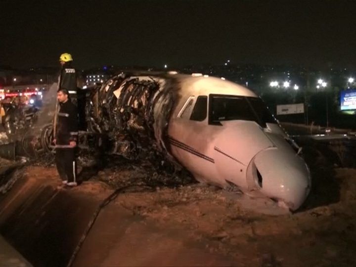 Am Atatürk Flughafen ist ein Privatjet beim Start abgestürzt und in Brand geraten Am Atatürk Flughafen ist ein Privatjet beim Start abgestürzt und in Brand geraten
