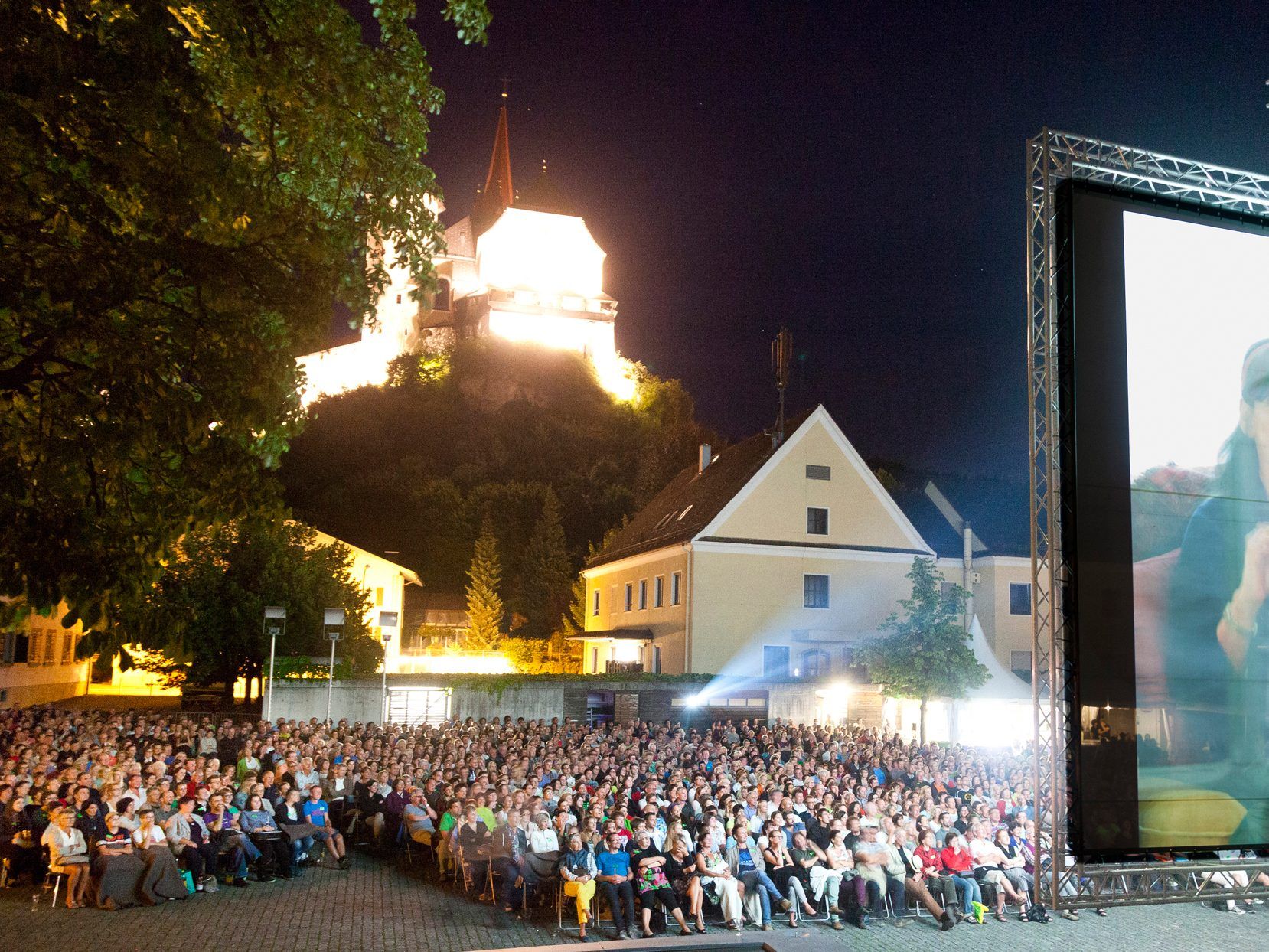 Das Open-Air-Kino „Filme unter Sternen“ auf dem Marktplatz in Rankweil