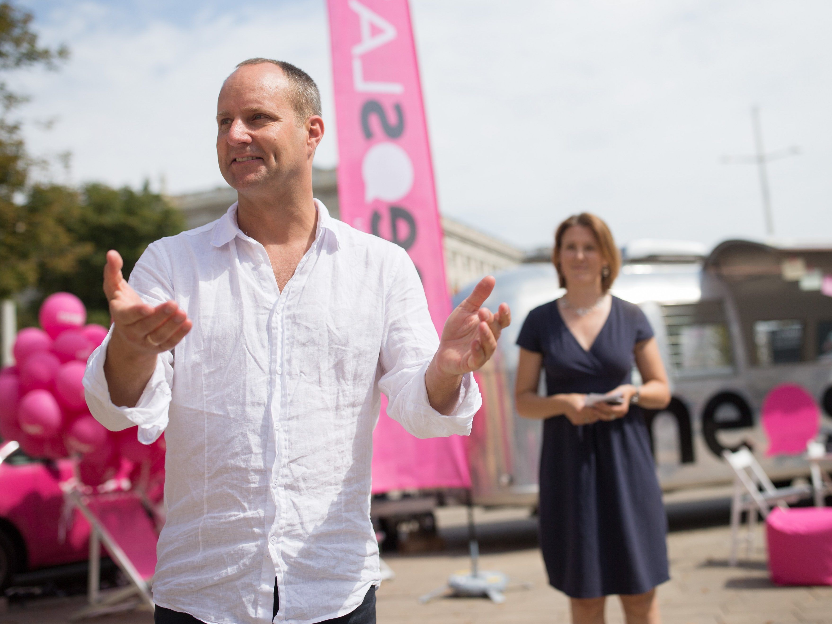 Strolz war am Montag mit pinken Ballons vor dem Bildungsministerium in Wien zu sehen. Strolz war am Montag mit pinken Ballons vor dem Bildungsministerium in Wien zu sehen.