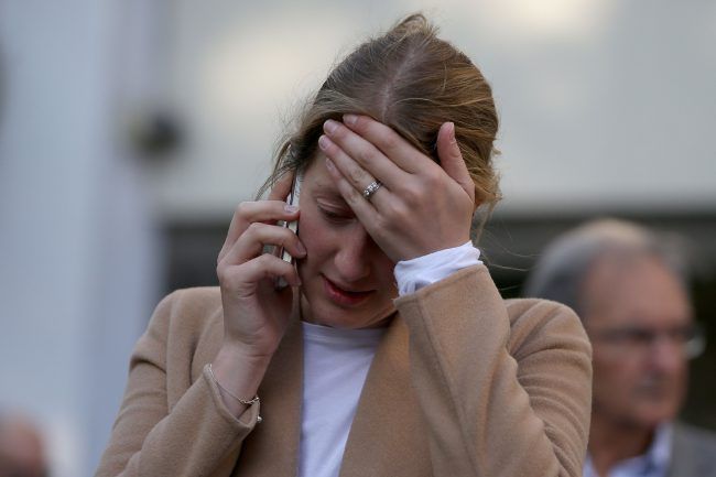 Passagiere versuchten nach dem Vorfall ihre Angehörigen zu erreichen. Bild: AFP PHOTO / Daniel LEAL-OLIVAS Passagiere versuchten nach dem Vorfall ihre Angehörigen zu erreichen. Bild: AFP PHOTO / Daniel LEAL-OLIVAS