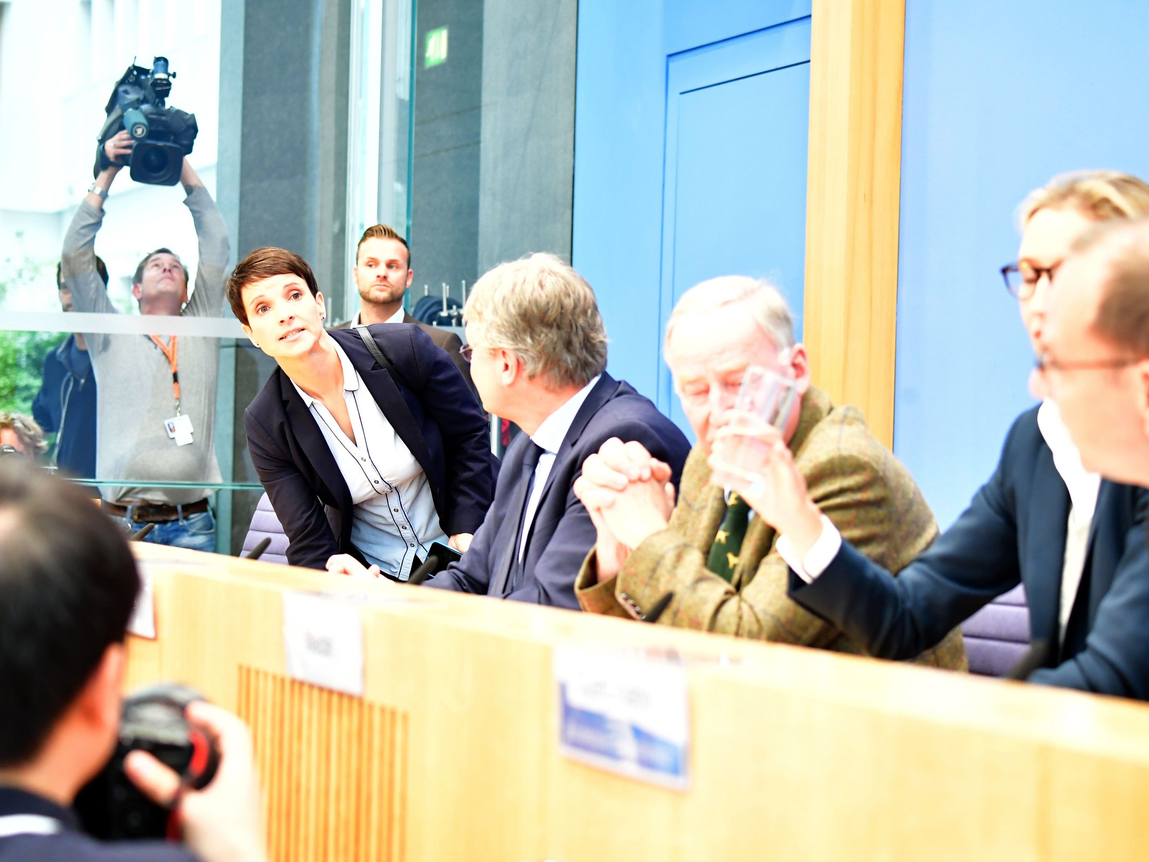 Petry, verließ Pressekonferenz.