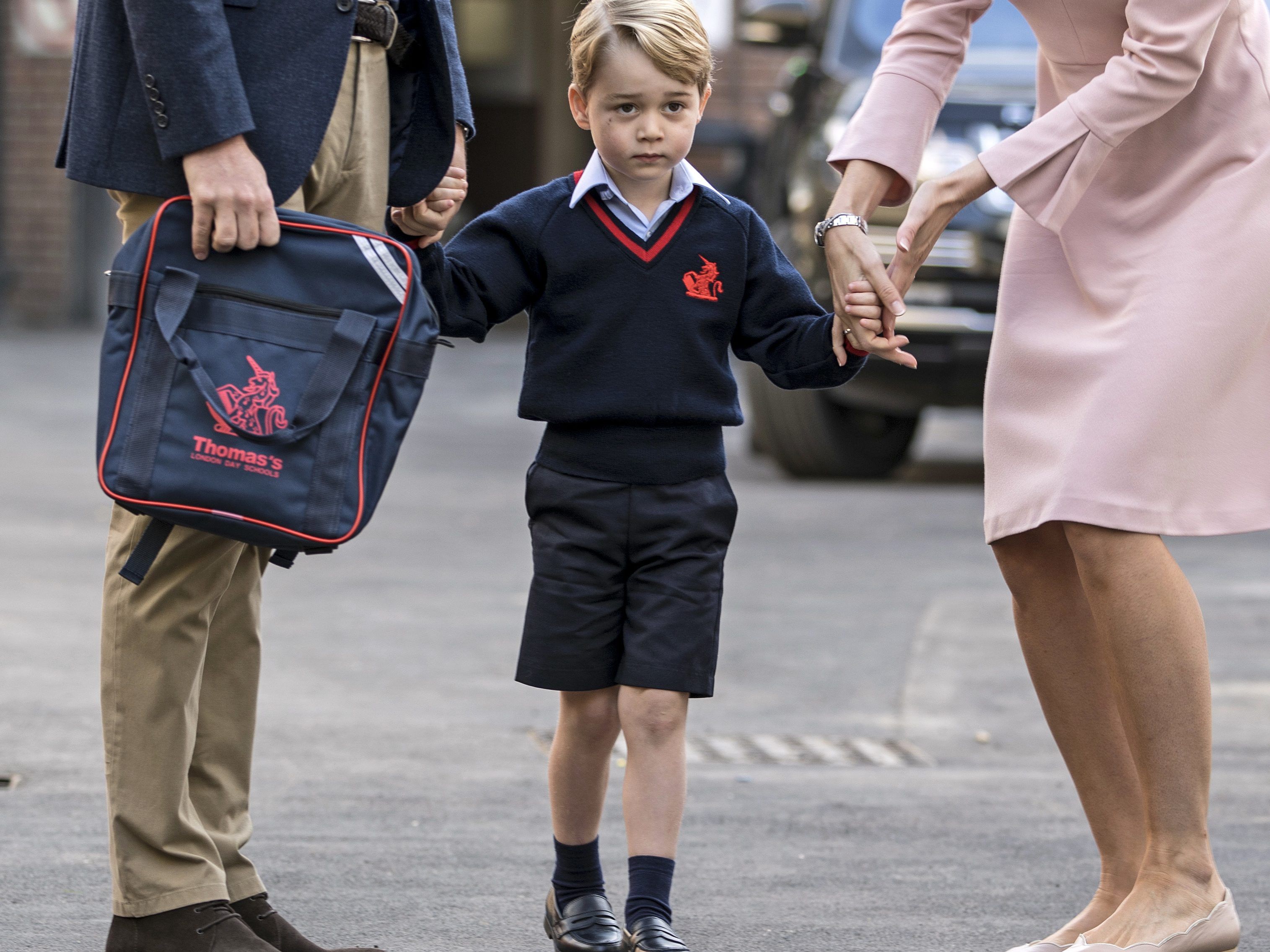Prinz George drückt seit Donnerstag die Schulbank. Prinz George drückt seit Donnerstag die Schulbank.