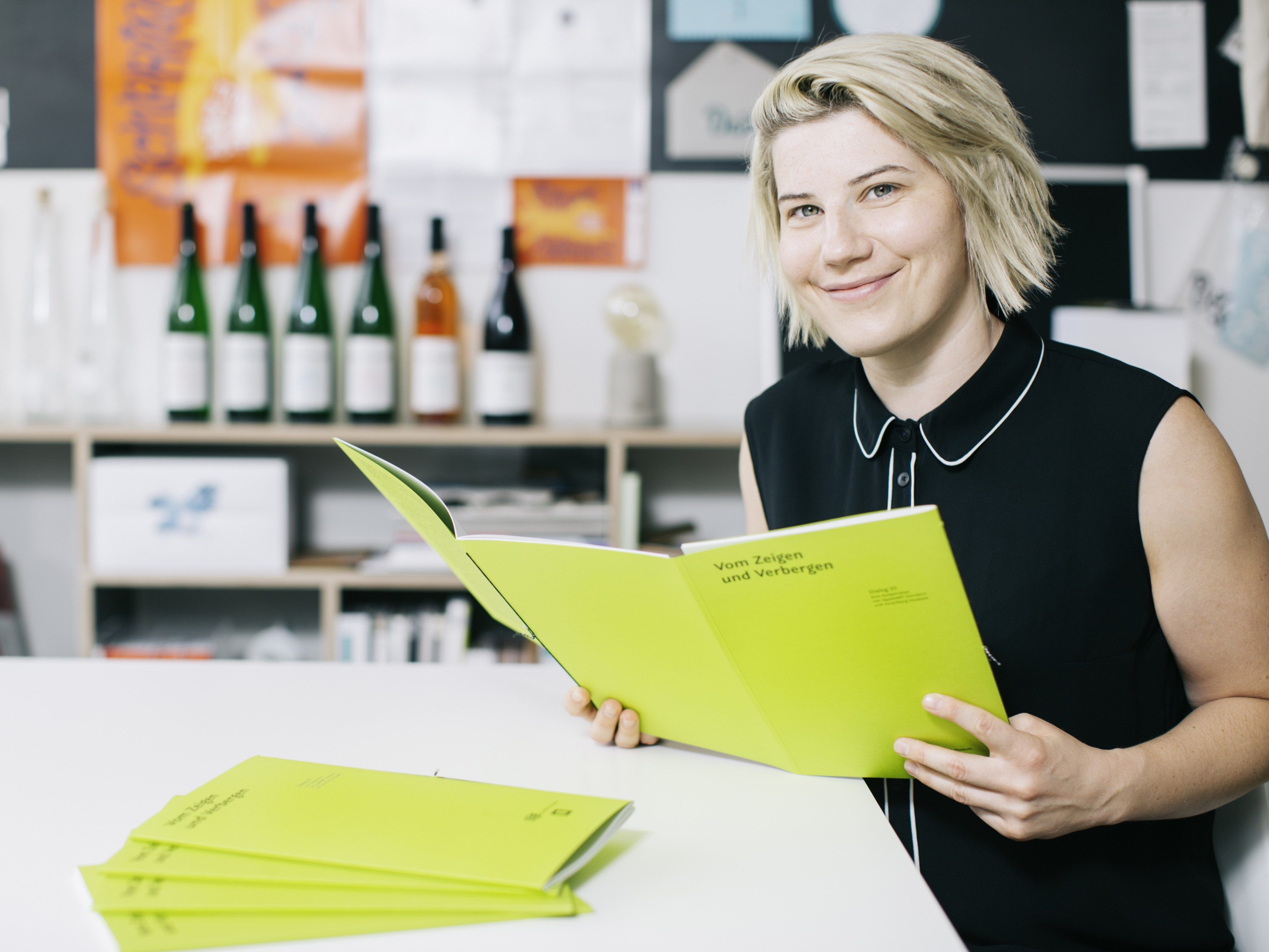 Nina Sturn mit ihrer preisgekrönten Broschüre „Dialog 01 – Vom Zeigen und Verbergen“. Nina Sturn mit ihrer preisgekrönten Broschüre „Dialog 01 – Vom Zeigen und Verbergen“.
