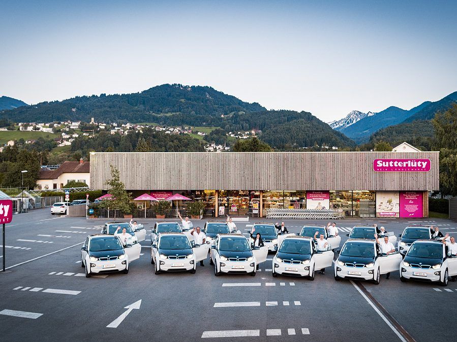 Für 13 Geschäftsleiter der Sutterlüty Ländlemärkte soll der BMW i3 als Geschäftsauto ein besonderes Zuckerl für das Mehr an Verantwortung darstellen. Für 13 Geschäftsleiter der Sutterlüty Ländlemärkte soll der BMW i3 als Geschäftsauto ein besonderes Zuckerl für das Mehr an Verantwortung darstellen.