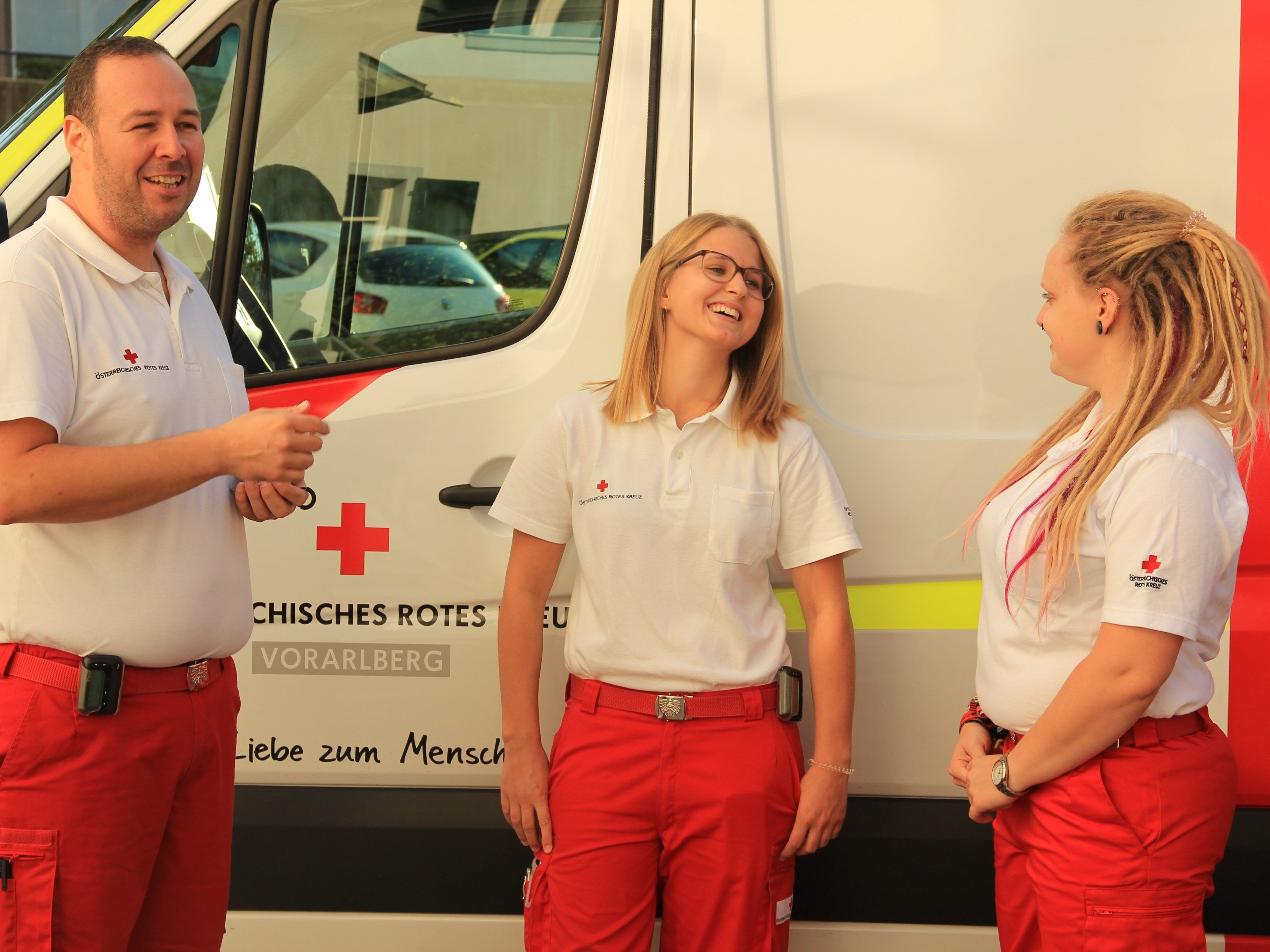 Dienststellenleiter Bertram Märk mit Klarissa Nachbaur und Lena Amann Dienststellenleiter Bertram Märk mit Klarissa Nachbaur und Lena Amann