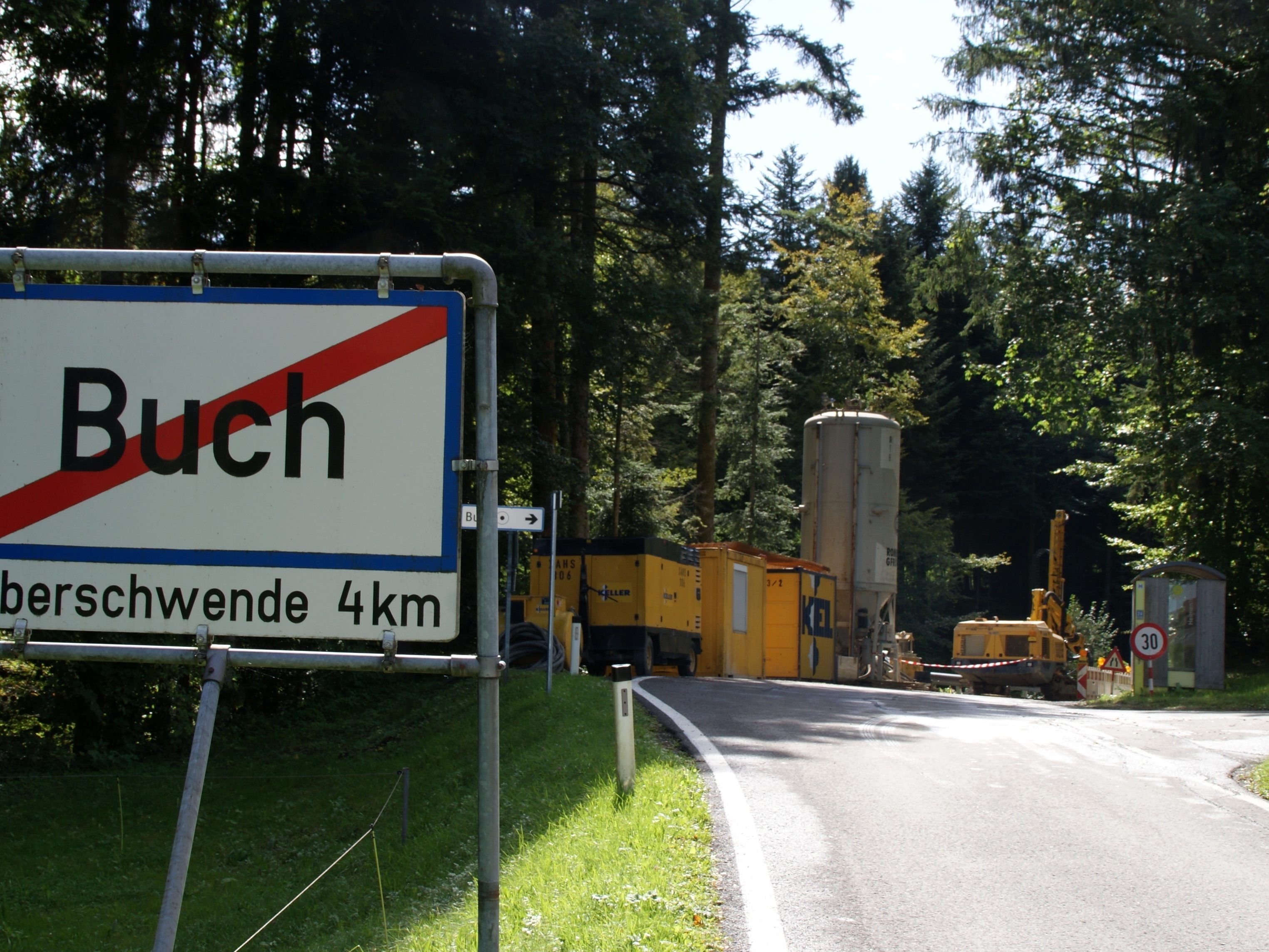 In der Parzelle Risar (Einfahrt Sägertobel) wird derzeit auf der L14 eine Rutschung saniert. In der Parzelle Risar (Einfahrt Sägertobel) wird derzeit auf der L14 eine Rutschung saniert.