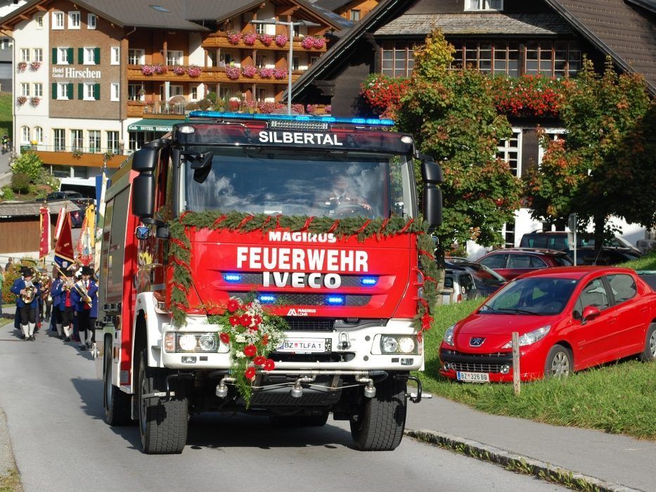Der Festzug wurde vom neuen Tanklöschfahrzeug angeführt.