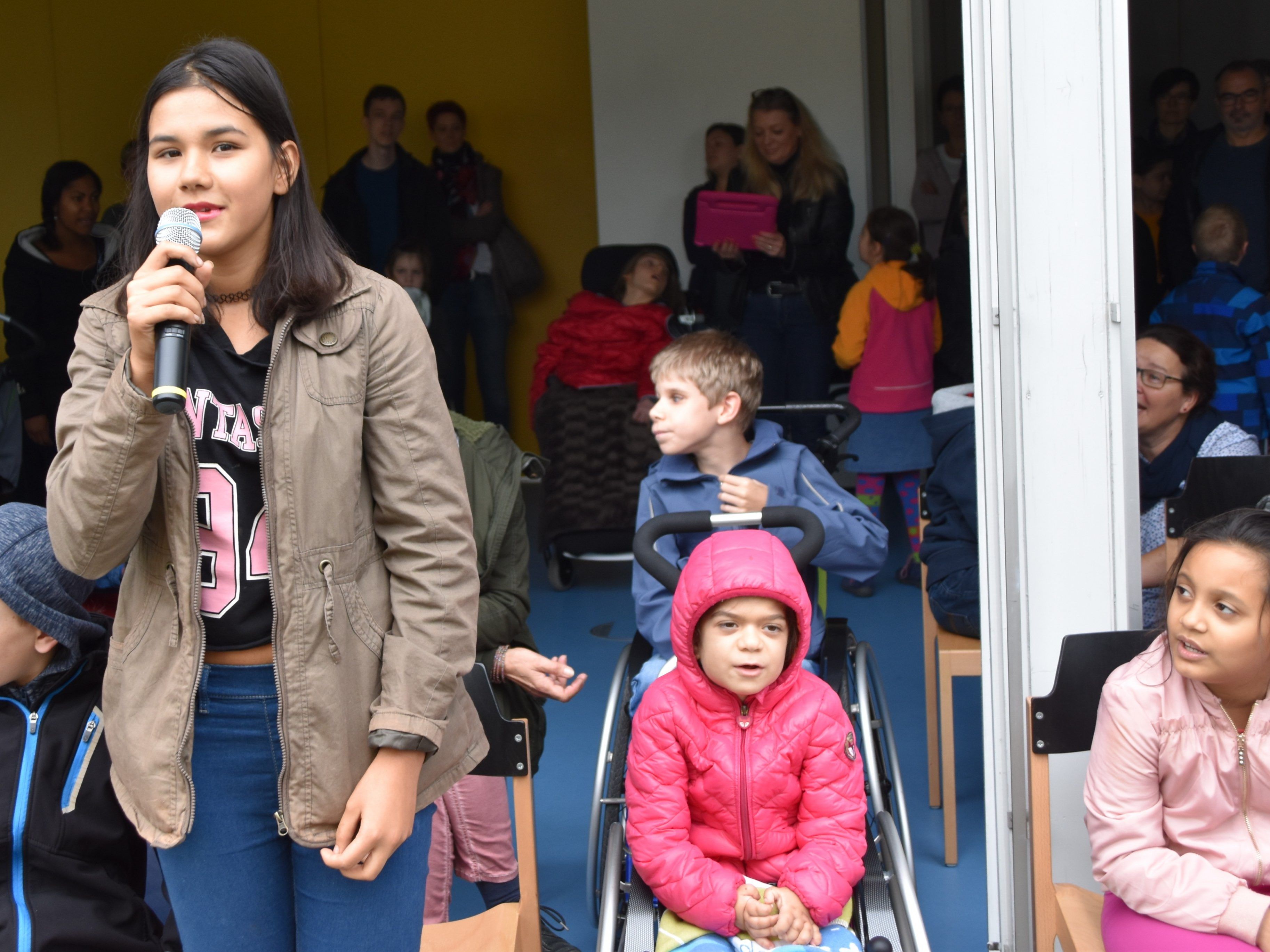 Michaela Ruck und der Schulchor haben für jeden das passende Lied einstudiert Michaela Ruck und der Schulchor haben für jeden das passende Lied einstudiert