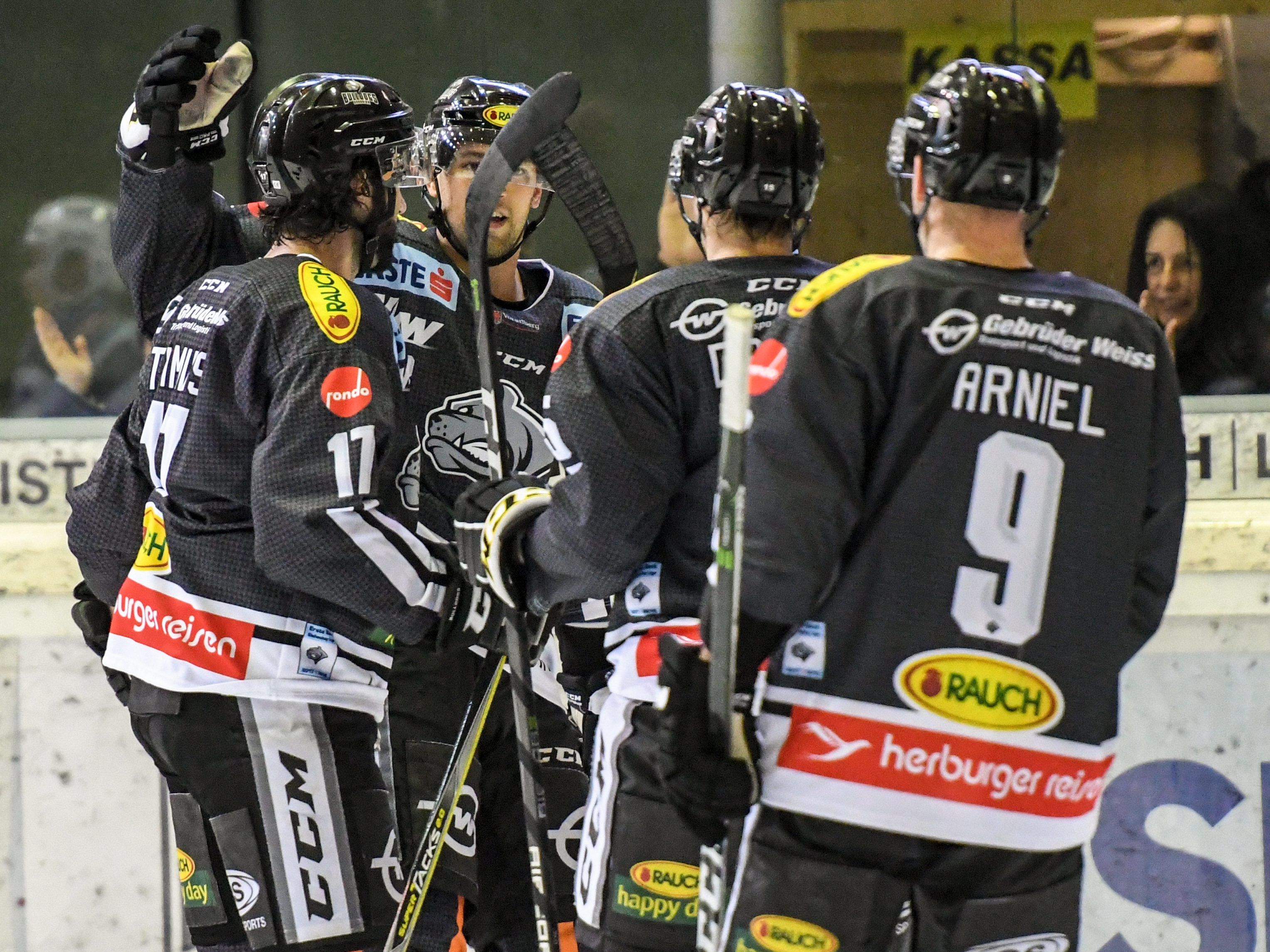 Die Dornbirner Bulldogs jubeln über den ersten Heimsieg der Saison. Die Dornbirner Bulldogs jubeln über den ersten Heimsieg der Saison.