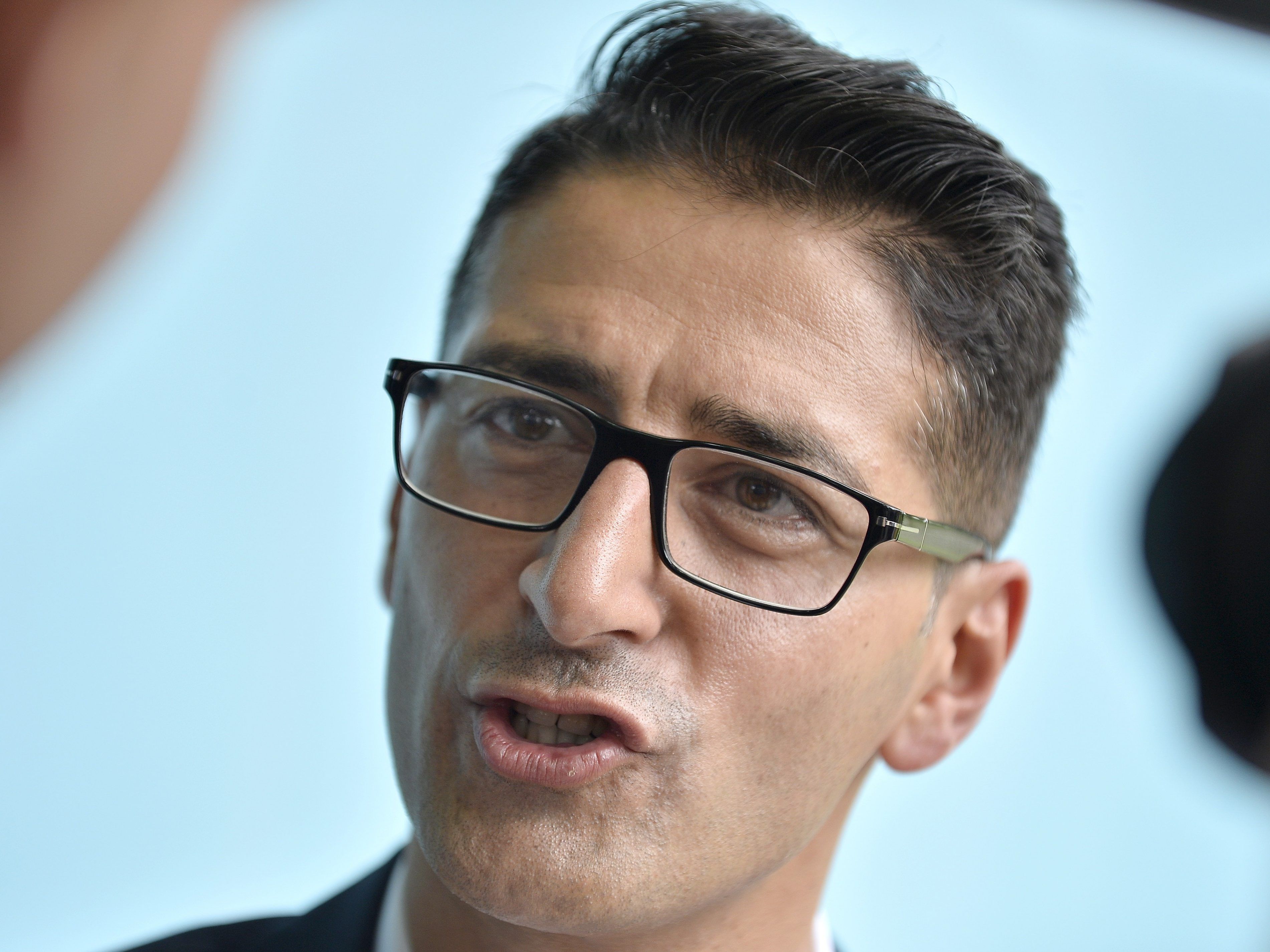ÖVP-Kandidat Dönmez wirft ORF-Moderator Leitner ein Naheverhältnis zu Kanzler Kern vor.