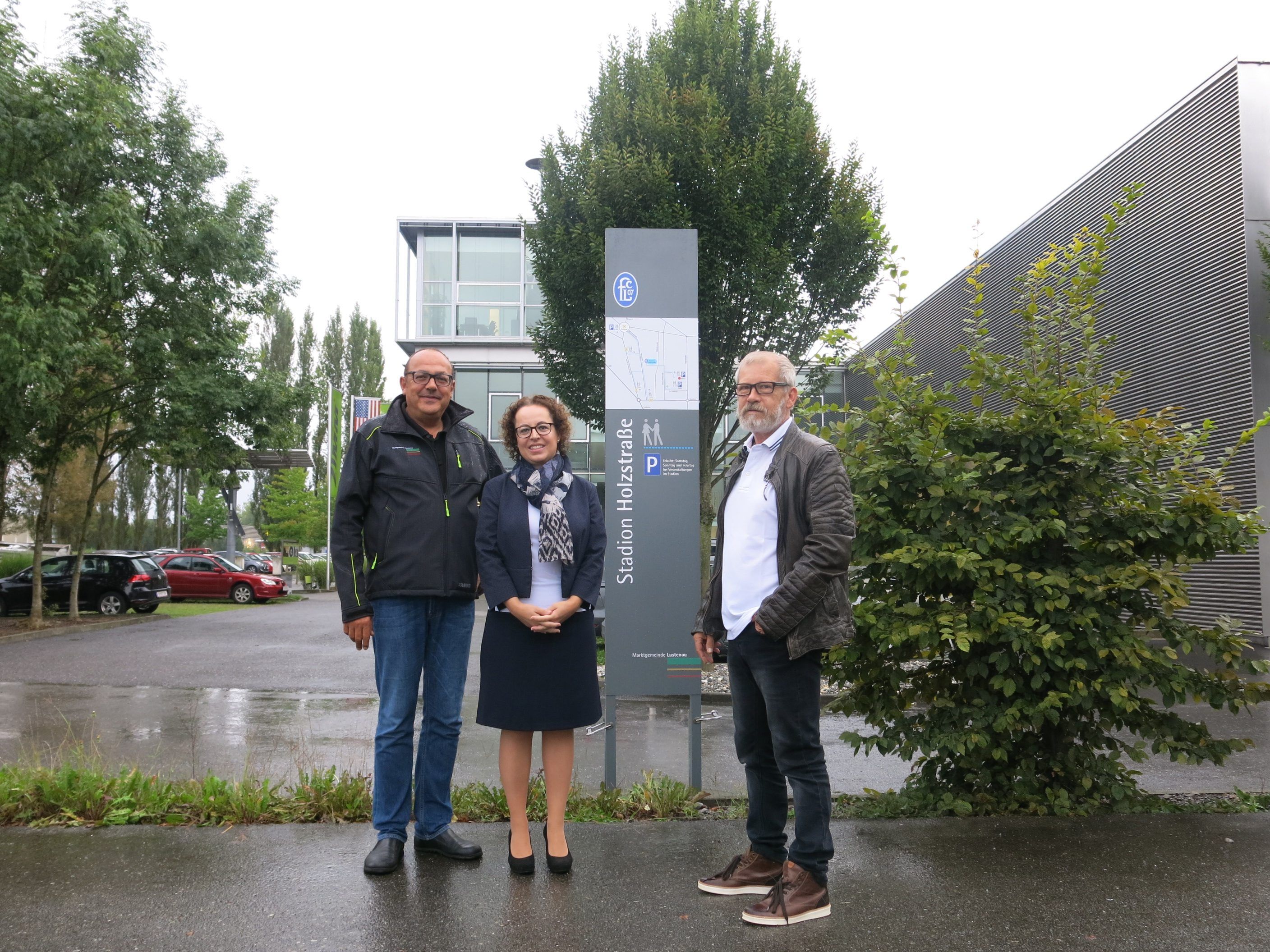 Die Betriebe ZIMM und BuLu stellen dankenswerterweise am Samstag, Sonntag und Feiertag ihre Firmenparkplätze für FC-Besucher zur Verfügung. Mobilitätskoordinator Michael Schulz, BuLu-Geschäftsführerin Christine Schwarz-Fuchs und Grafikdesigner Roland Schuster.