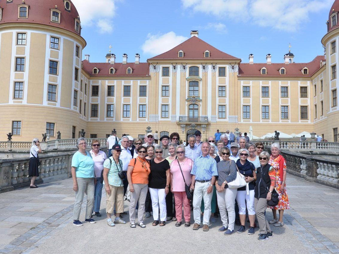 Gruppe vor dem wunderschönen Schloss Gruppe vor dem wunderschönen Schloss