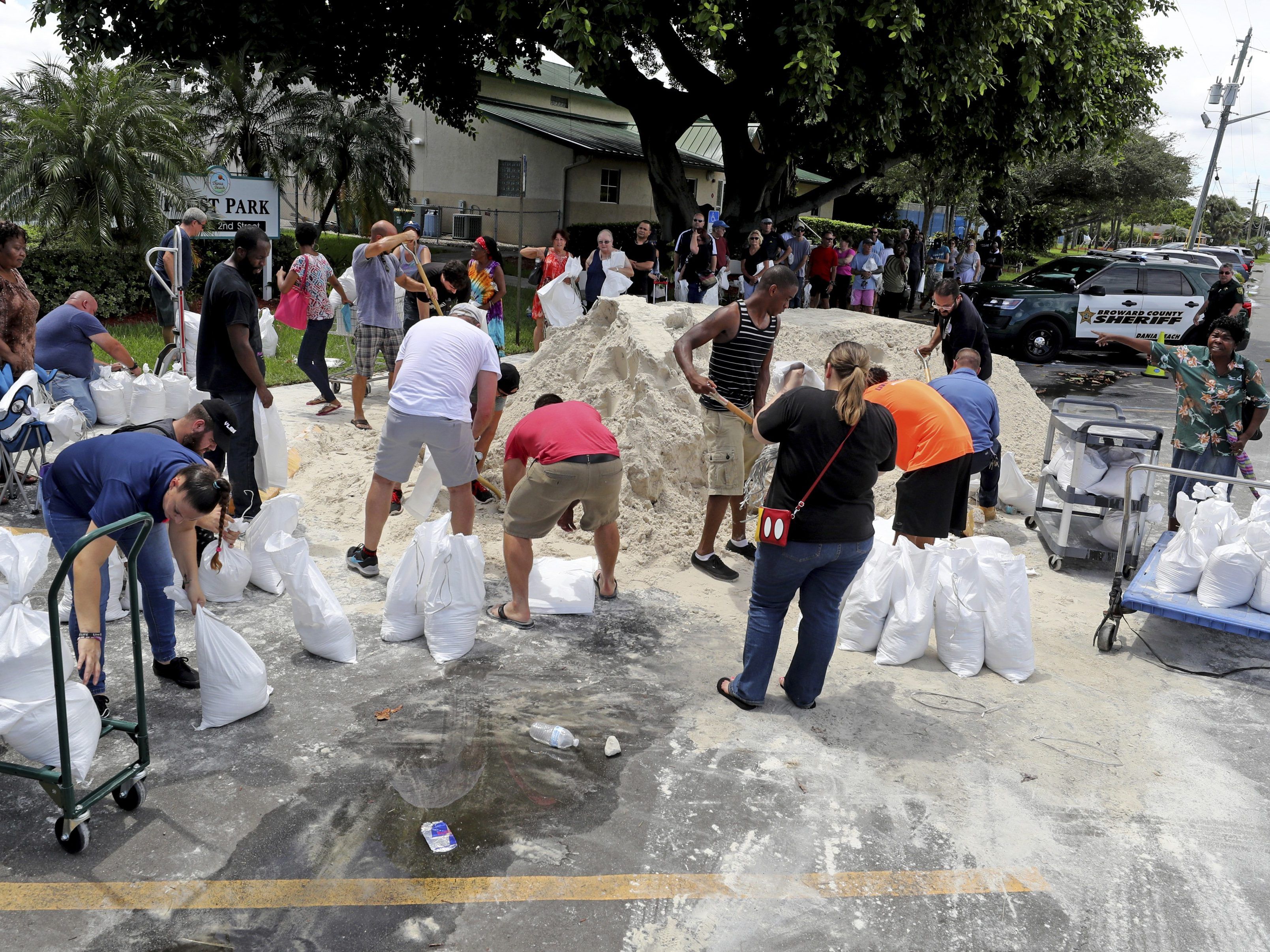 Menschen in Florida bei der Vorbereitung auf Hurrikan "Irma"