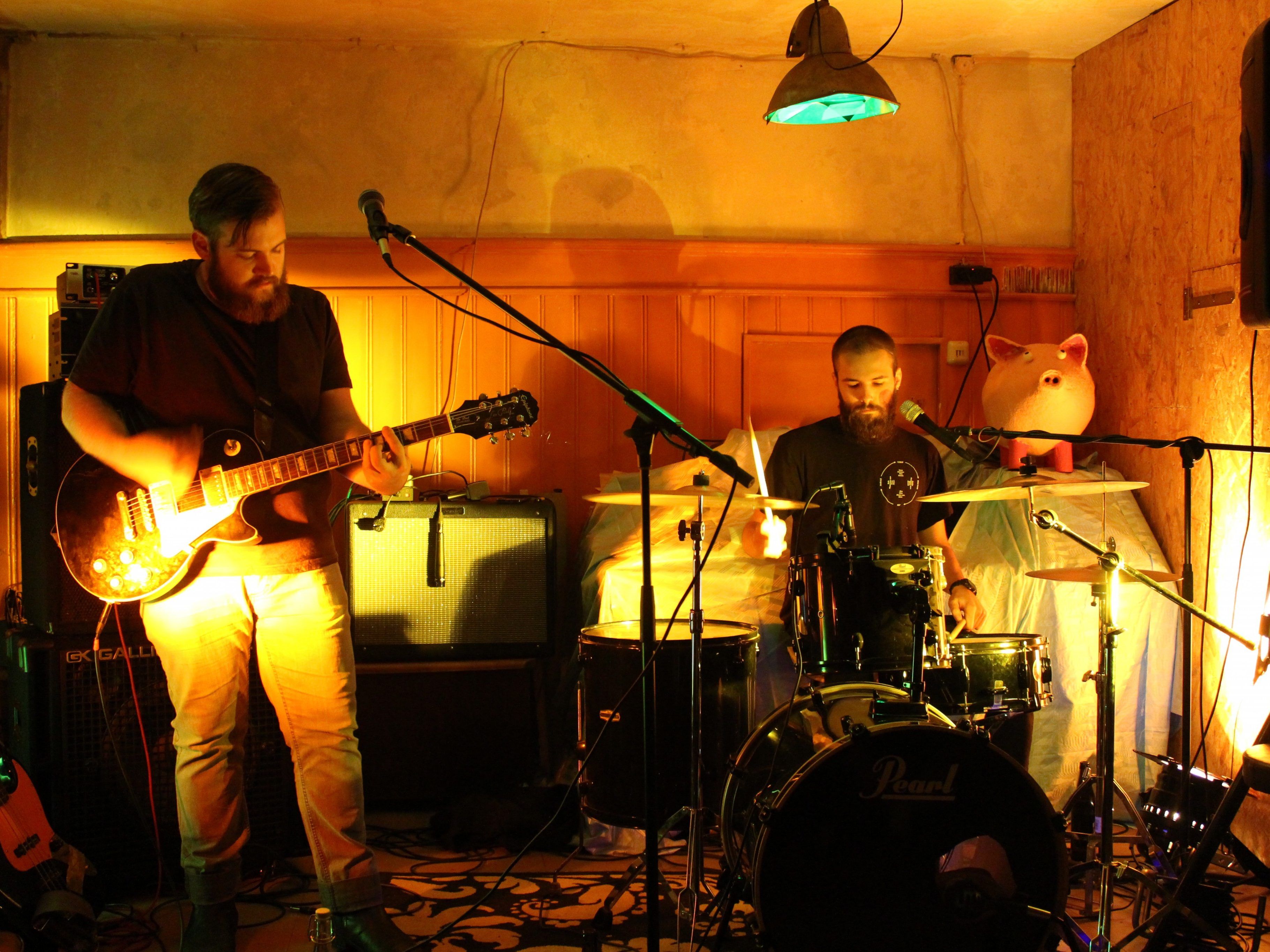 Beim Stubenfest bei Kultur10Vorne wurde kräftig in die Saiten gehauen. Beim Stubenfest bei Kultur10Vorne wurde kräftig in die Saiten gehauen.