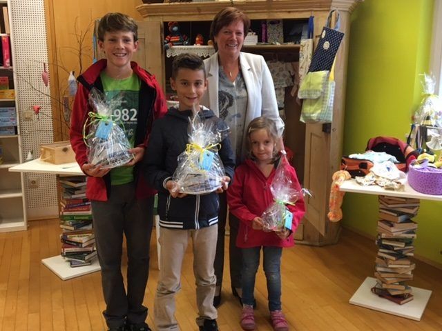 Bgmst. Gabi Mähr mit den Gewinnern, Julian, Elias und Lena Bgmst. Gabi Mähr mit den Gewinnern, Julian, Elias und Lena