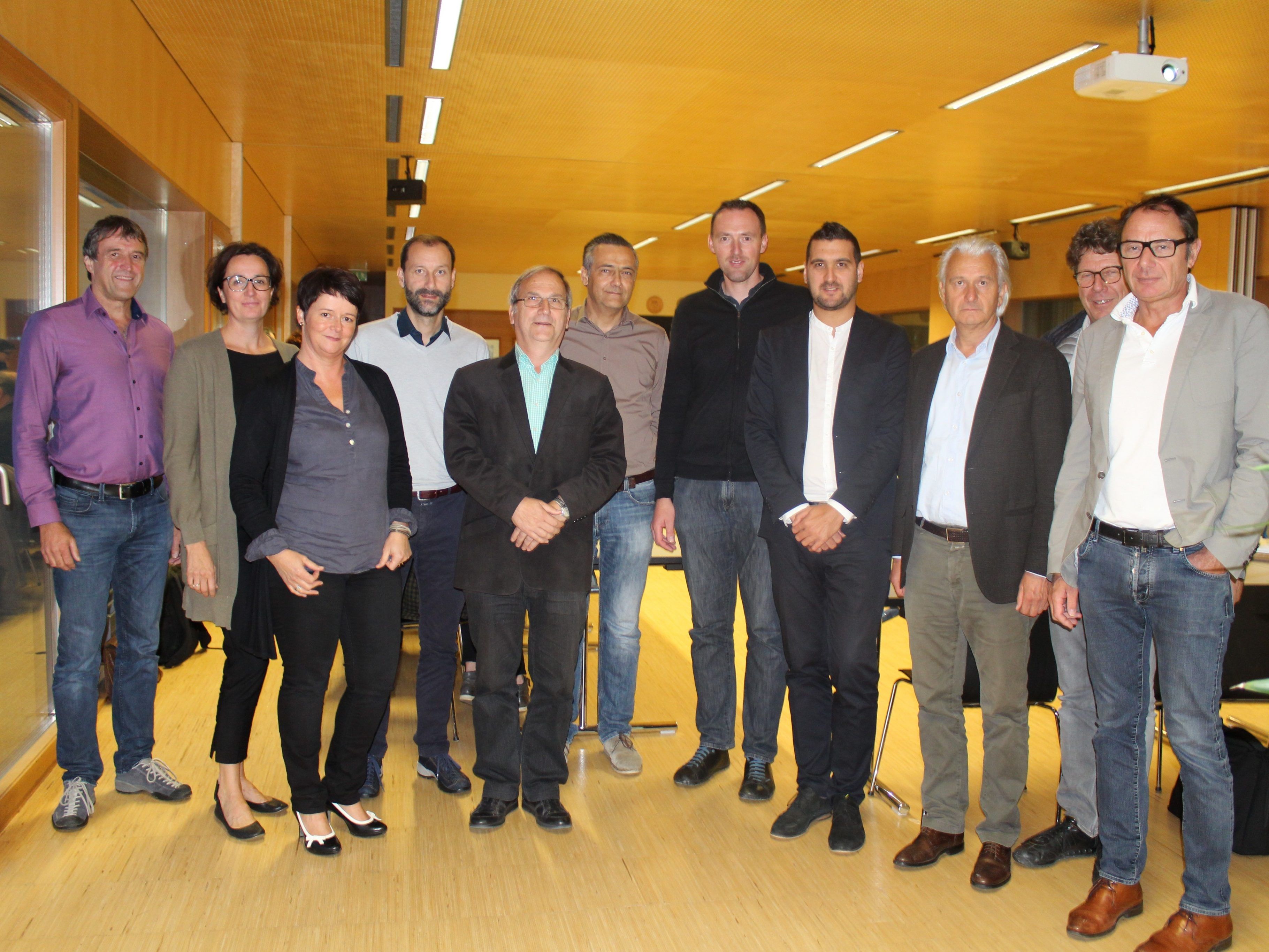Bildungszentrum Frastanz-Hofen kommt auf den Weg (v.l. Robert Hartmann, Beatrix Pedot, Angelika Summer, Armin Pedevilla, Eugen Gabriel, Herbert Zottele, Alexander Placek, Frank Oberlerchner, Elmar Nägele, Gernot Thurnher, Christian Matt) Bildungszentrum Frastanz-Hofen kommt auf den Weg (v.l. Robert Hartmann, Beatrix Pedot, Angelika Summer, Armin Pedevilla, Eugen Gabriel, Herbert Zottele, Alexander Placek, Frank Oberlerchner, Elmar Nägele, Gernot Thurnher, Christian Matt)