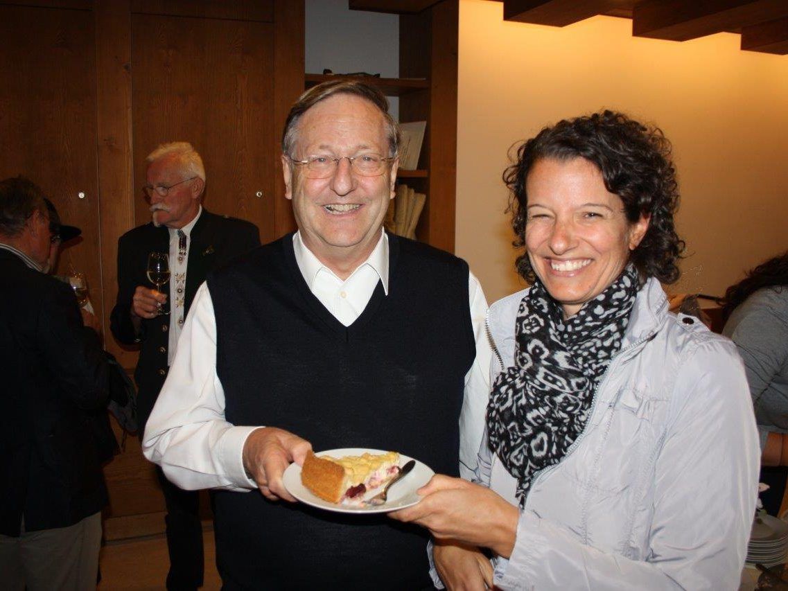 Pfarrer Wilfried Blum mit einer Besucherin im Smalltalk
