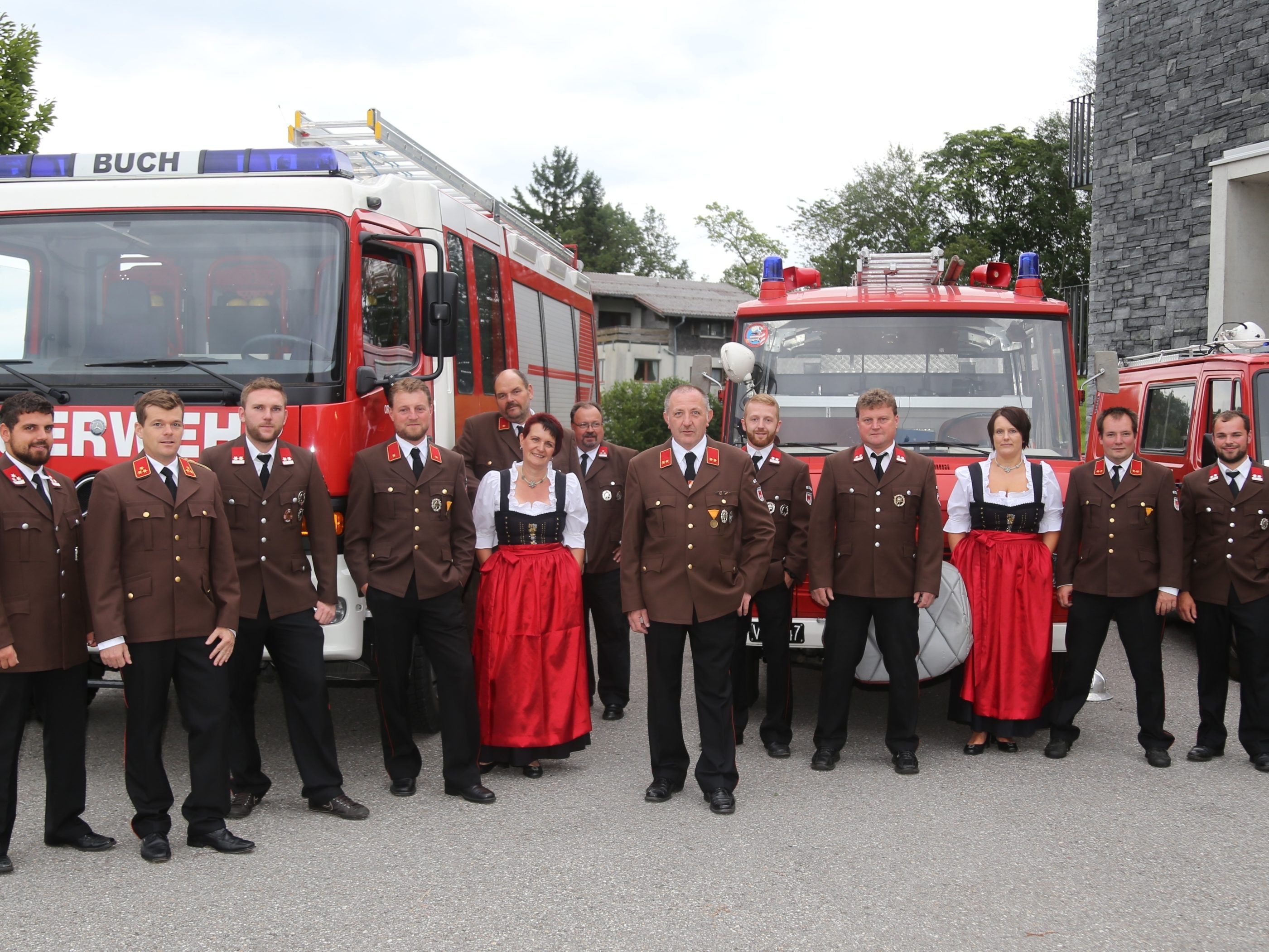 Die Bucher Wehr rüstet sich auf den Festtag und arrangiert dabei auch gleich die Bewirtung in Eigenregie. Die Bucher Wehr rüstet sich auf den Festtag und arrangiert dabei auch gleich die Bewirtung in Eigenregie.