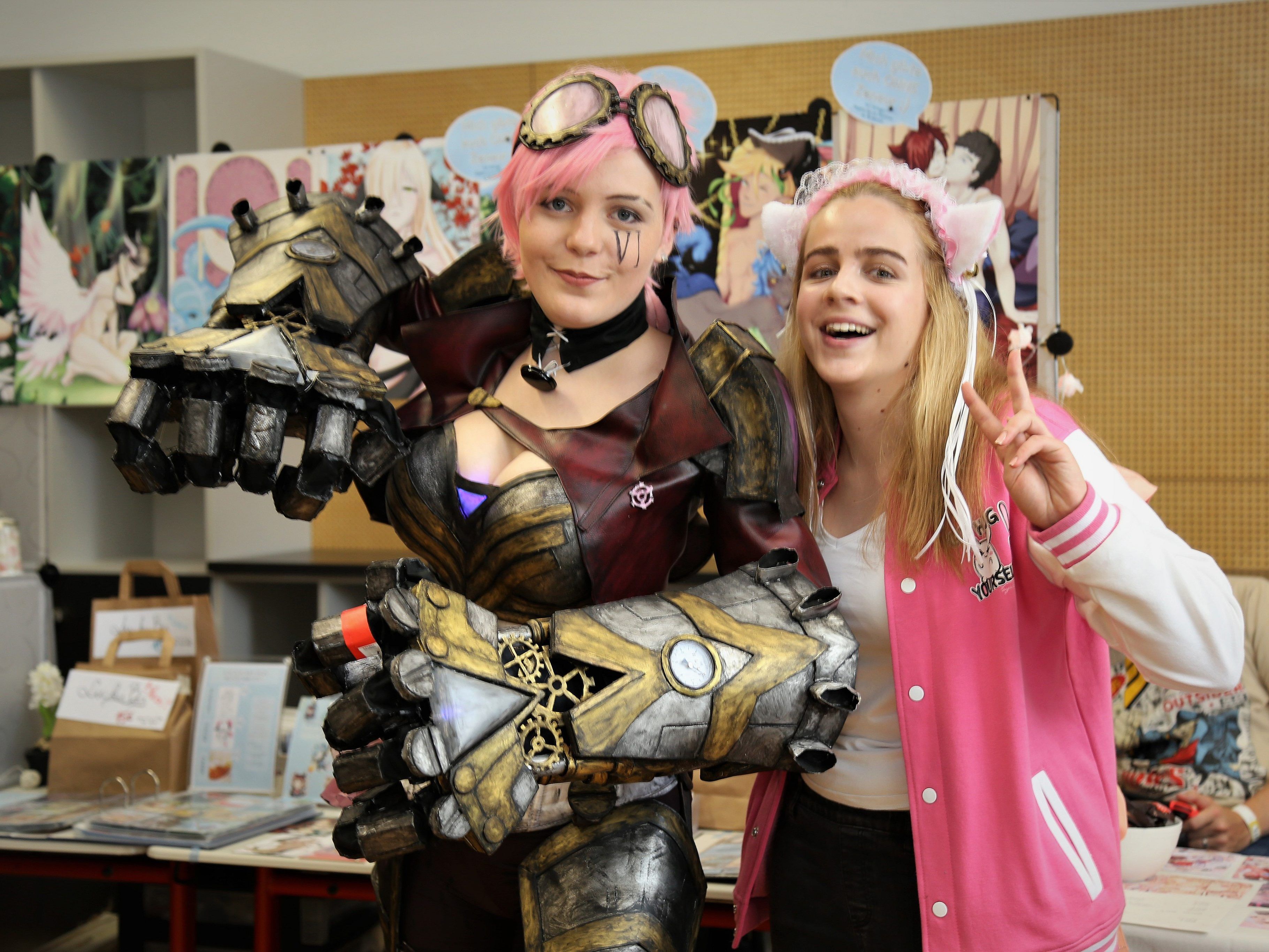 Cosplay-Wettbewerbgewinnerin Sophie und Jania. Cosplay-Wettbewerbgewinnerin Sophie und Jania.