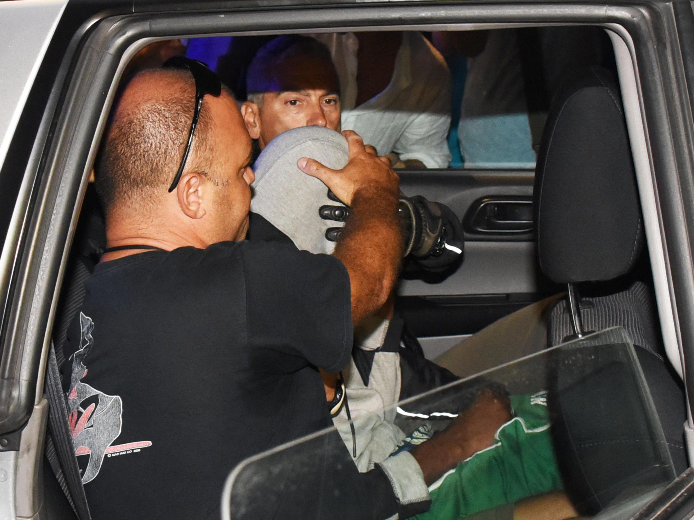 Zwei minderjährige marokkanische Brüder hatten sich zuvor der Polizei gestellt und ihre Beteiligung an der Vergewaltigung einer polnischen Touristin und eines peruanischen Transsexuellen vor einer Woche gestanden. Zwei minderjährige marokkanische Brüder hatten sich zuvor der Polizei gestellt und ihre Beteiligung an der Vergewaltigung einer polnischen Touristin und eines peruanischen Transsexuellen vor einer Woche gestanden.