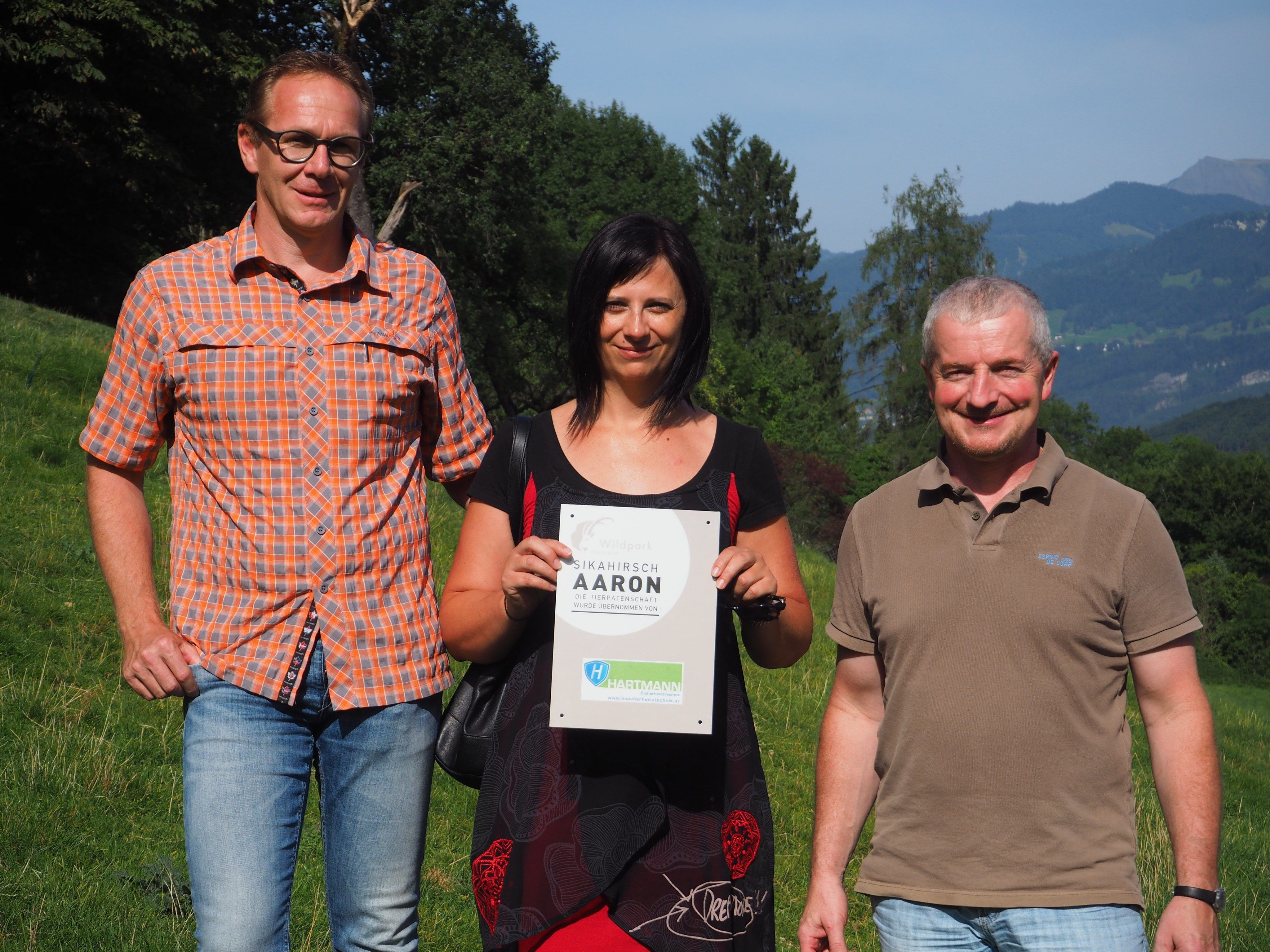 Jürgen Stoppel ist der Pate von Sika-Hirsch „Aron“ mit seinen Mitarbeitern Monika Frick und Martin Hofmarcher. Jürgen Stoppel ist der Pate von Sika-Hirsch „Aron“ mit seinen Mitarbeitern Monika Frick und Martin Hofmarcher.