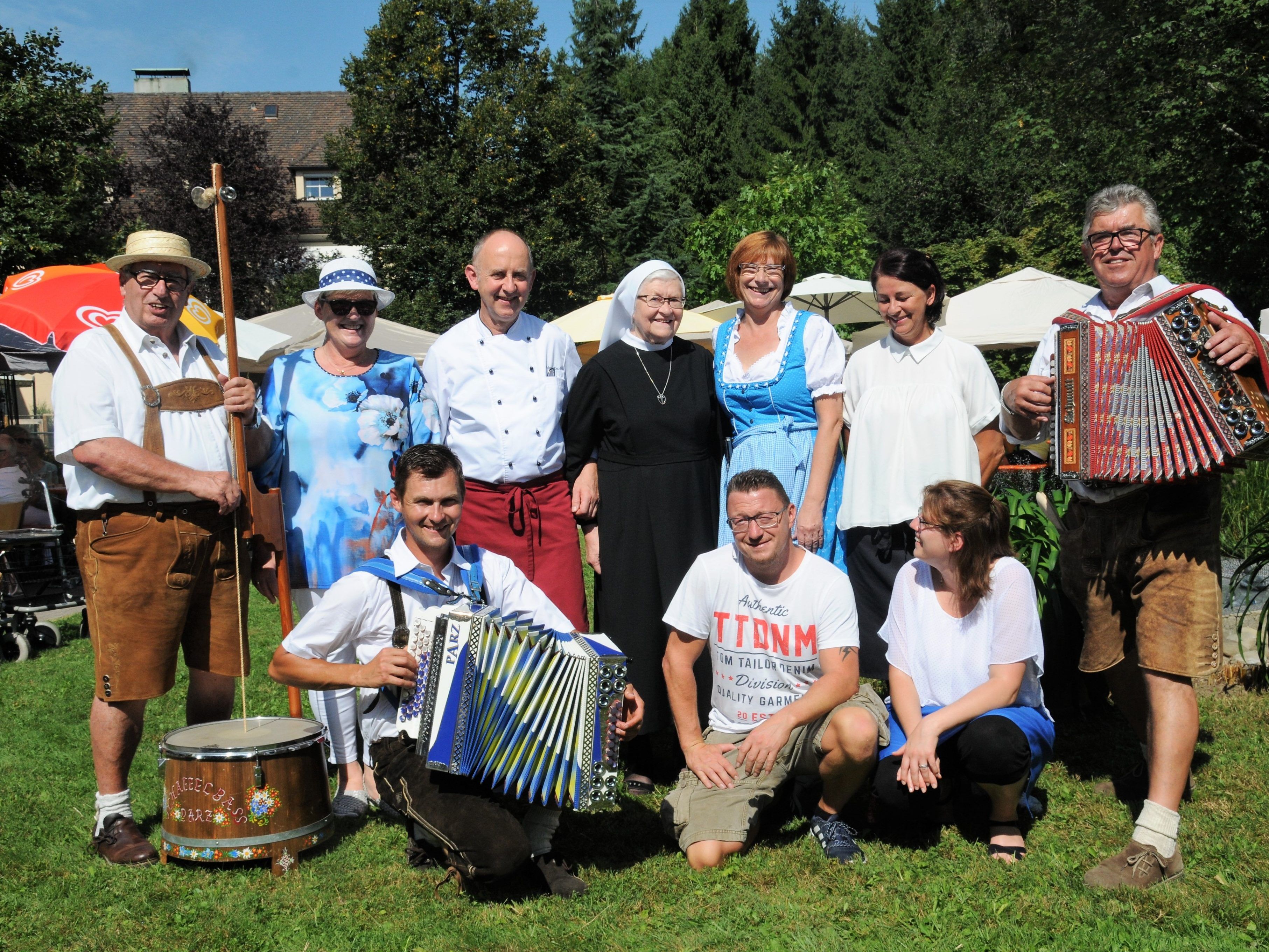 Gemeinsam mit den zahlreichen Helferinnen und Helfern des Hauses konnten sich die Musikanten und die Organisatoren über ein bestens gelungenes Sommerfest freuen.