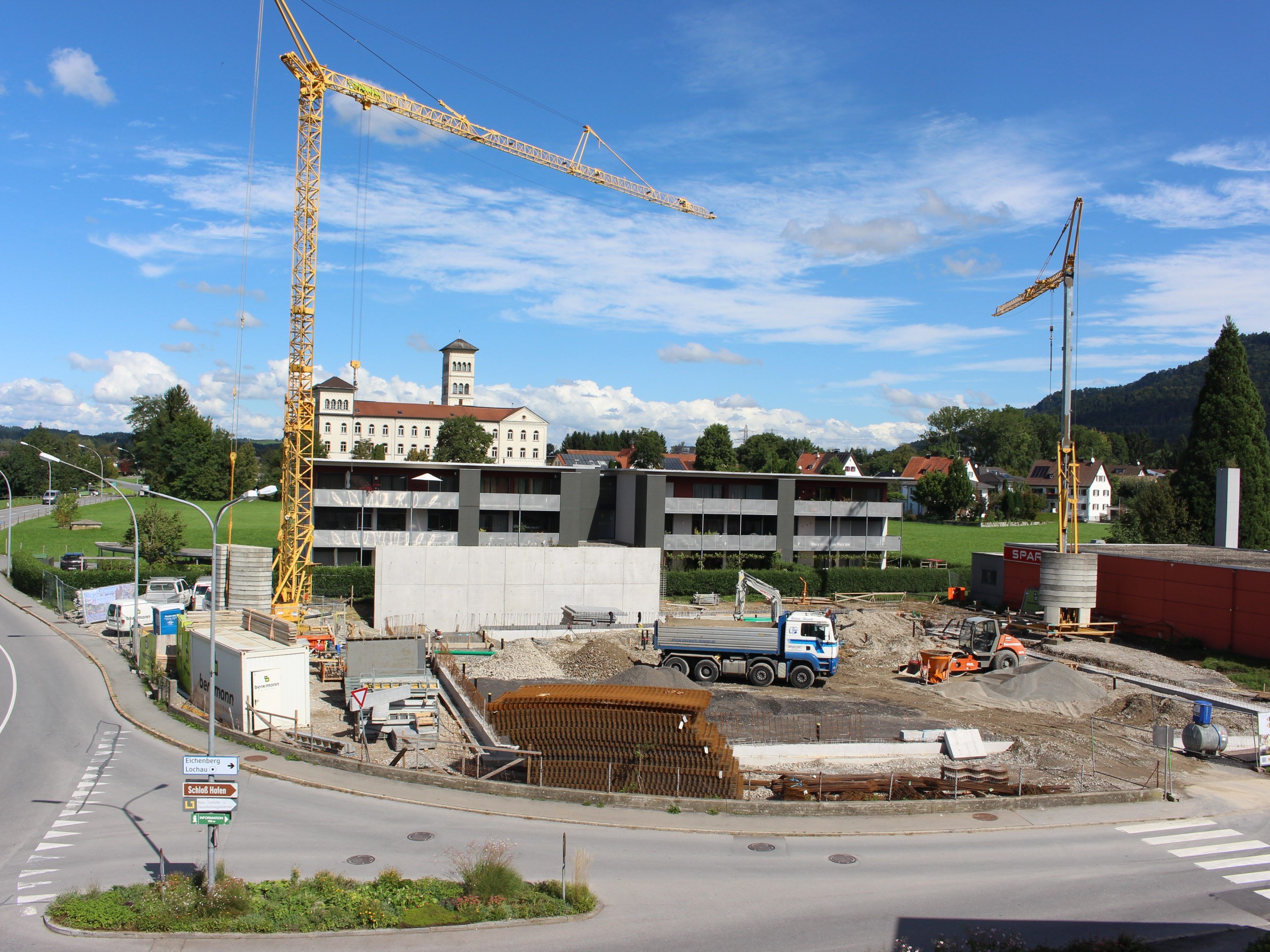 Auf dem Sinz-Areal im Alberloch entsteht in unmittelbarer Nachbarschaft des bisherigen Spargeschäftes der neue SPAR-Supermarkt. Die Bauarbeiten laufen. Auf dem Sinz-Areal im Alberloch entsteht in unmittelbarer Nachbarschaft des bisherigen Spargeschäftes der neue SPAR-Supermarkt. Die Bauarbeiten laufen.