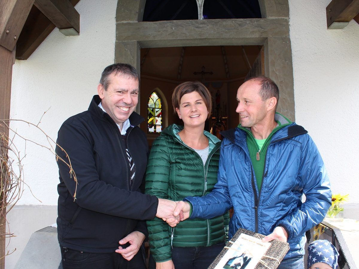 Pfarrer Walter Metzler mit Monika Raid und Wolfgang Greif.