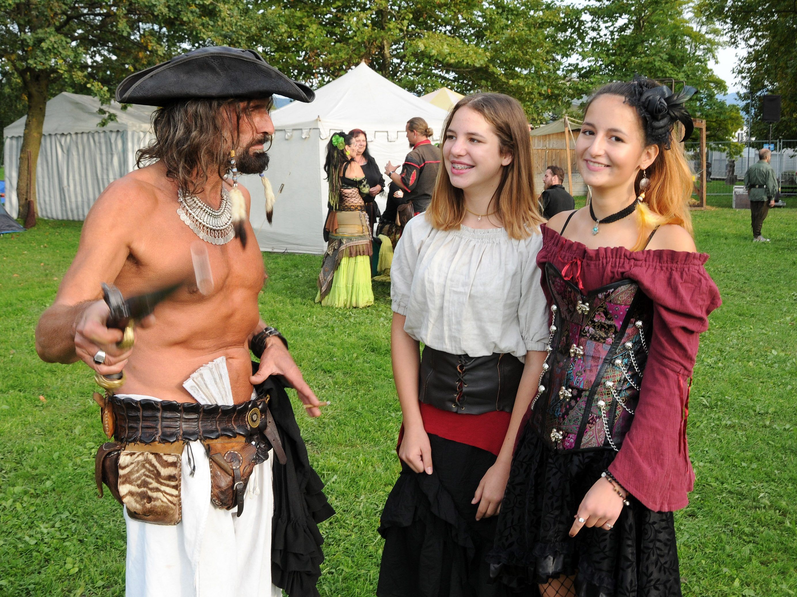 Andrea und Salome treffen im Stedepark auf einen mittelalterlichen Piraten Andrea und Salome treffen im Stedepark auf einen mittelalterlichen Piraten