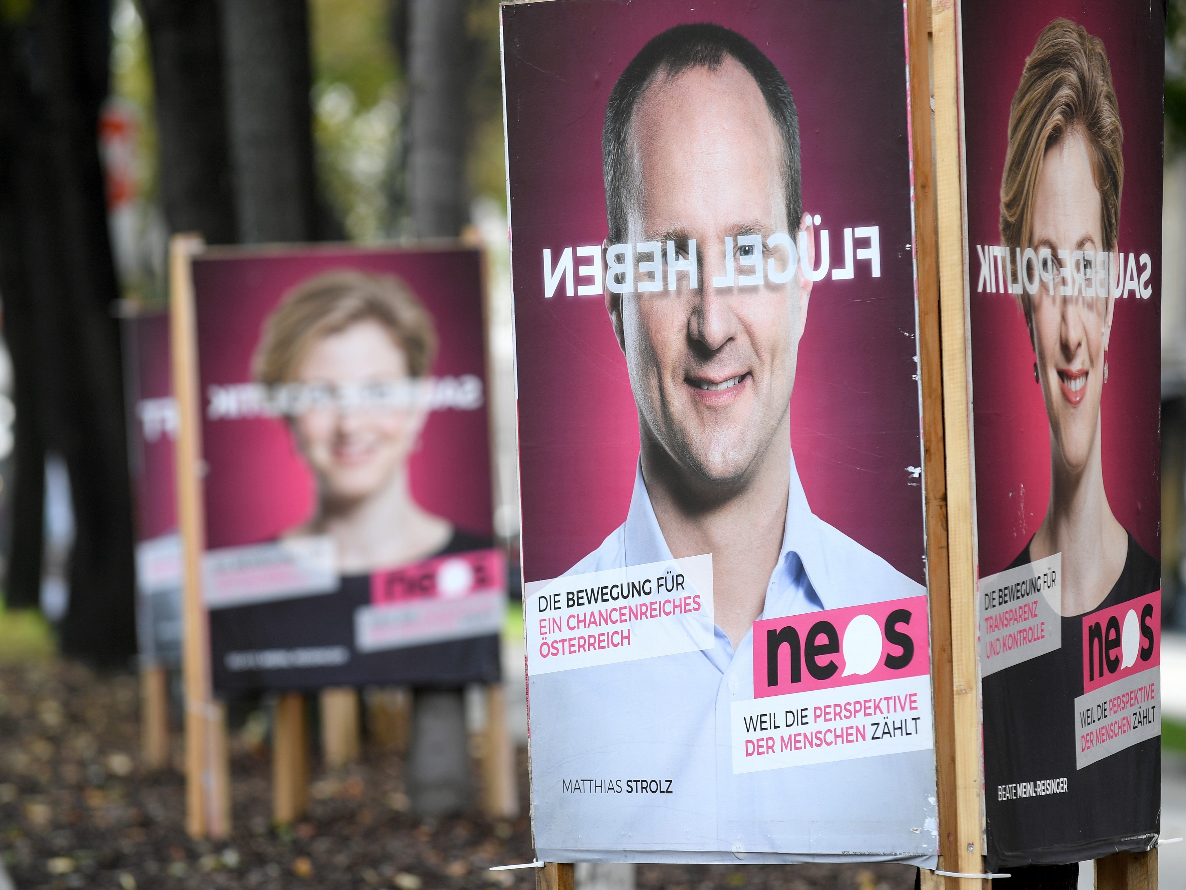 Die NEOS wollten bisher mit Spiegelschrift auf ihren Plakaten punkten.