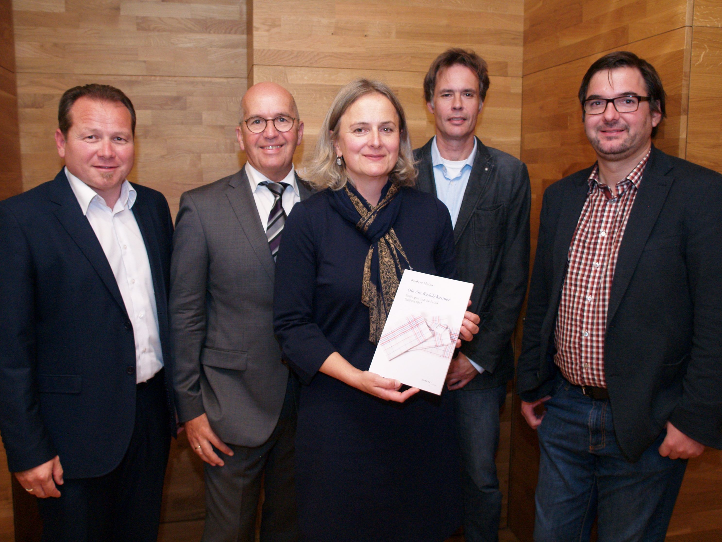 Autorin Barbara Motter mit Bürgermeister Harald Witwer, Falkenhorst - Vorstand Thomas Bitsche, Peter Motter und Verleger Christof Thöny Autorin Barbara Motter mit Bürgermeister Harald Witwer, Falkenhorst - Vorstand Thomas Bitsche, Peter Motter und Verleger Christof Thöny