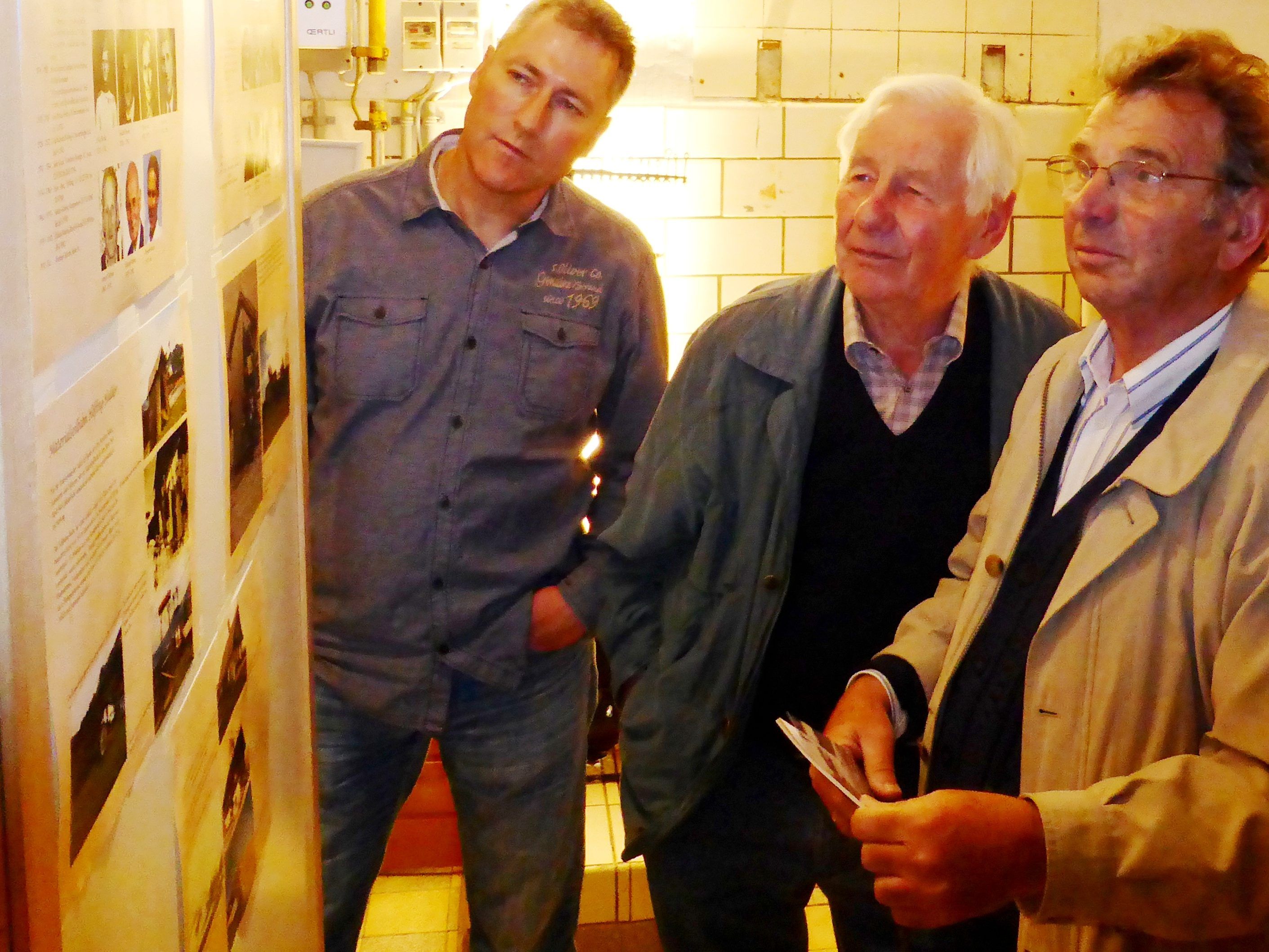 Altbürge & Dorfchronist Ewald Hopfner (re.) hat sich ein umfassendes Wissen über die Dorfgeschichte angeeignet. Bild: Bei einer Ausstellung informierte Hopfner über das Bucher "Sennhus" Altbürge & Dorfchronist Ewald Hopfner (re.) hat sich ein umfassendes Wissen über die Dorfgeschichte angeeignet. Bild: Bei einer Ausstellung informierte Hopfner über das Bucher "Sennhus"