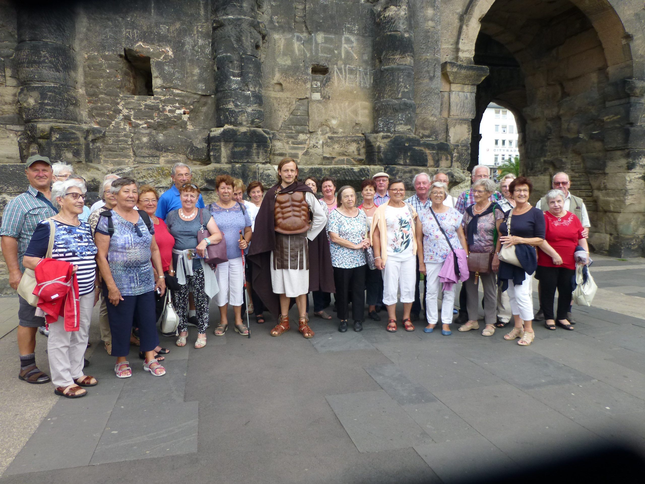 Die Hörbranzer Seniorengruppe vor der "Porta Nigra" in Trier.