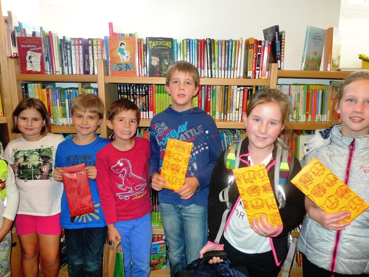 Die Gewinner der Sommerleseaktion freuten sich über ihren Büchergutschein!